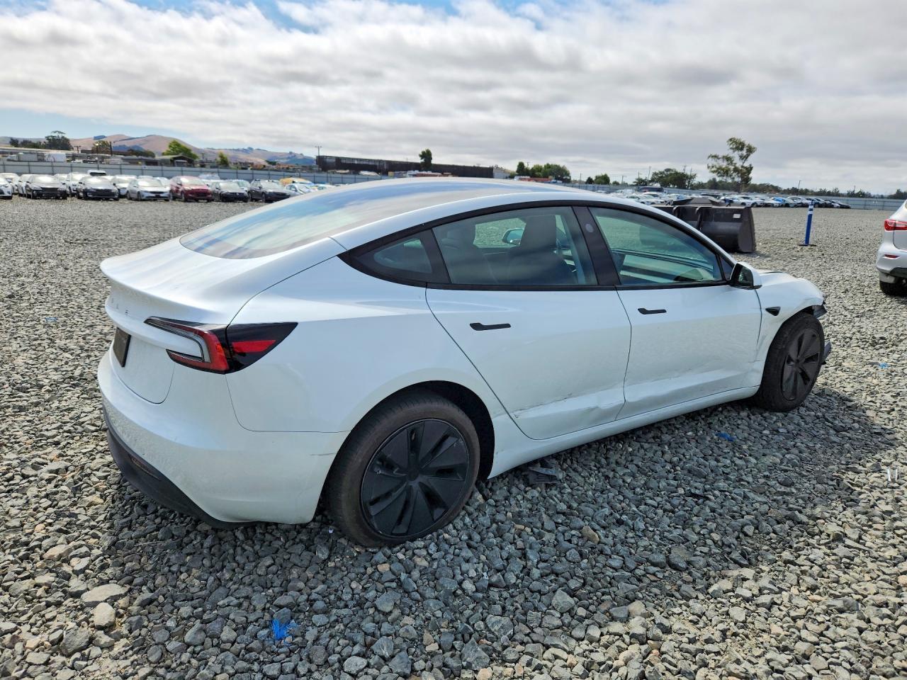 2025 Tesla Model 3 - zdjęcie 3