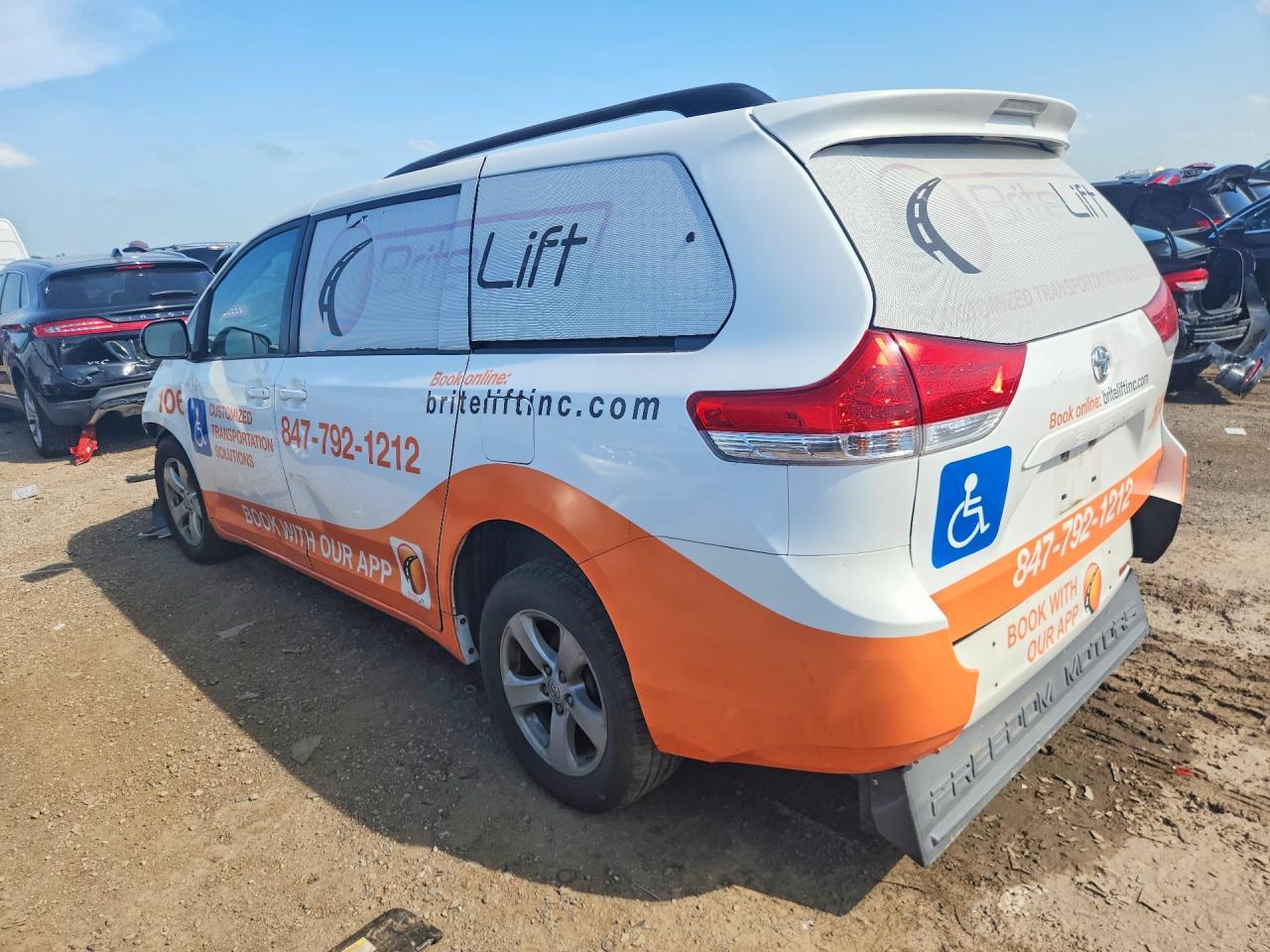 2014 Toyota Sienna Le - zdjęcie 2
