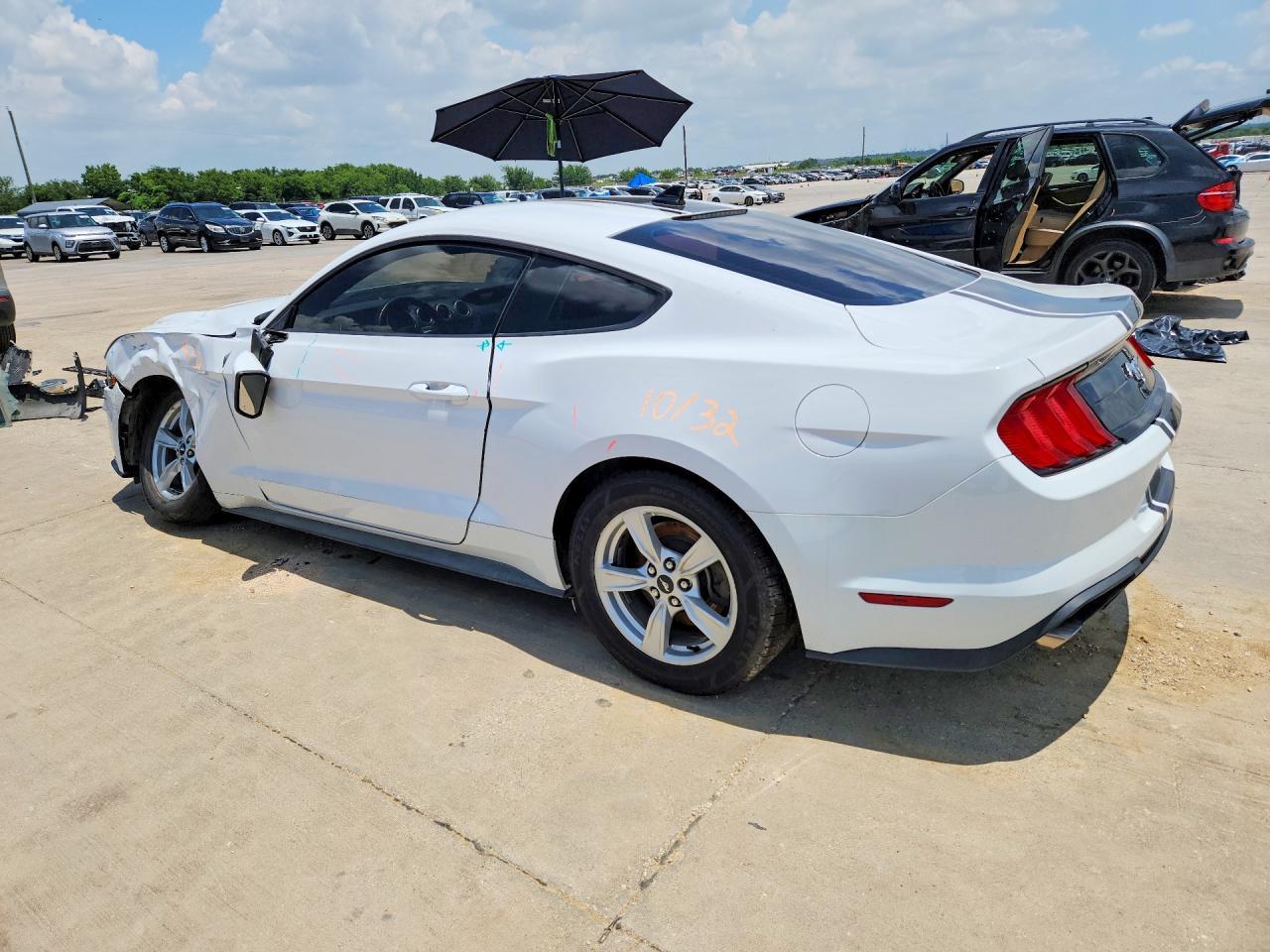 2022 Ford Mustang - zdjęcie 2