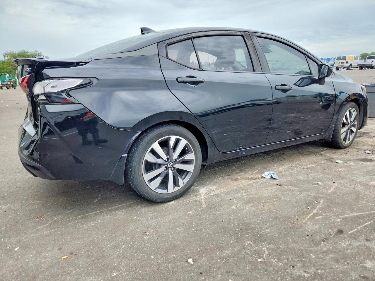 2020 Nissan Versa Sr - zdjęcie 3