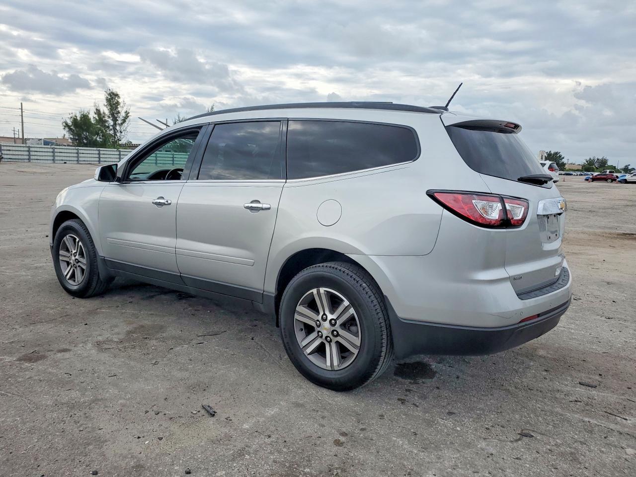 2016 Chevrolet Traverse Lt - zdjęcie 2