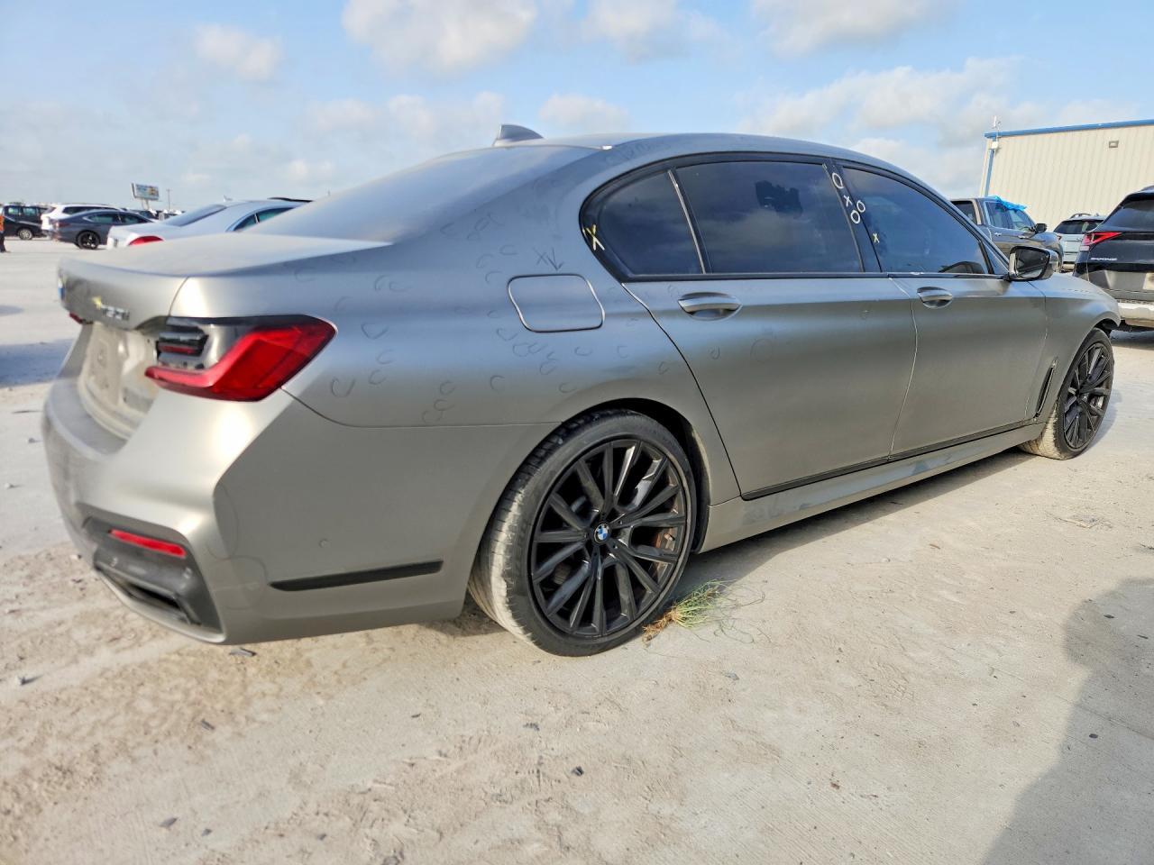 2022 BMW 750 Xi - zdjęcie 3