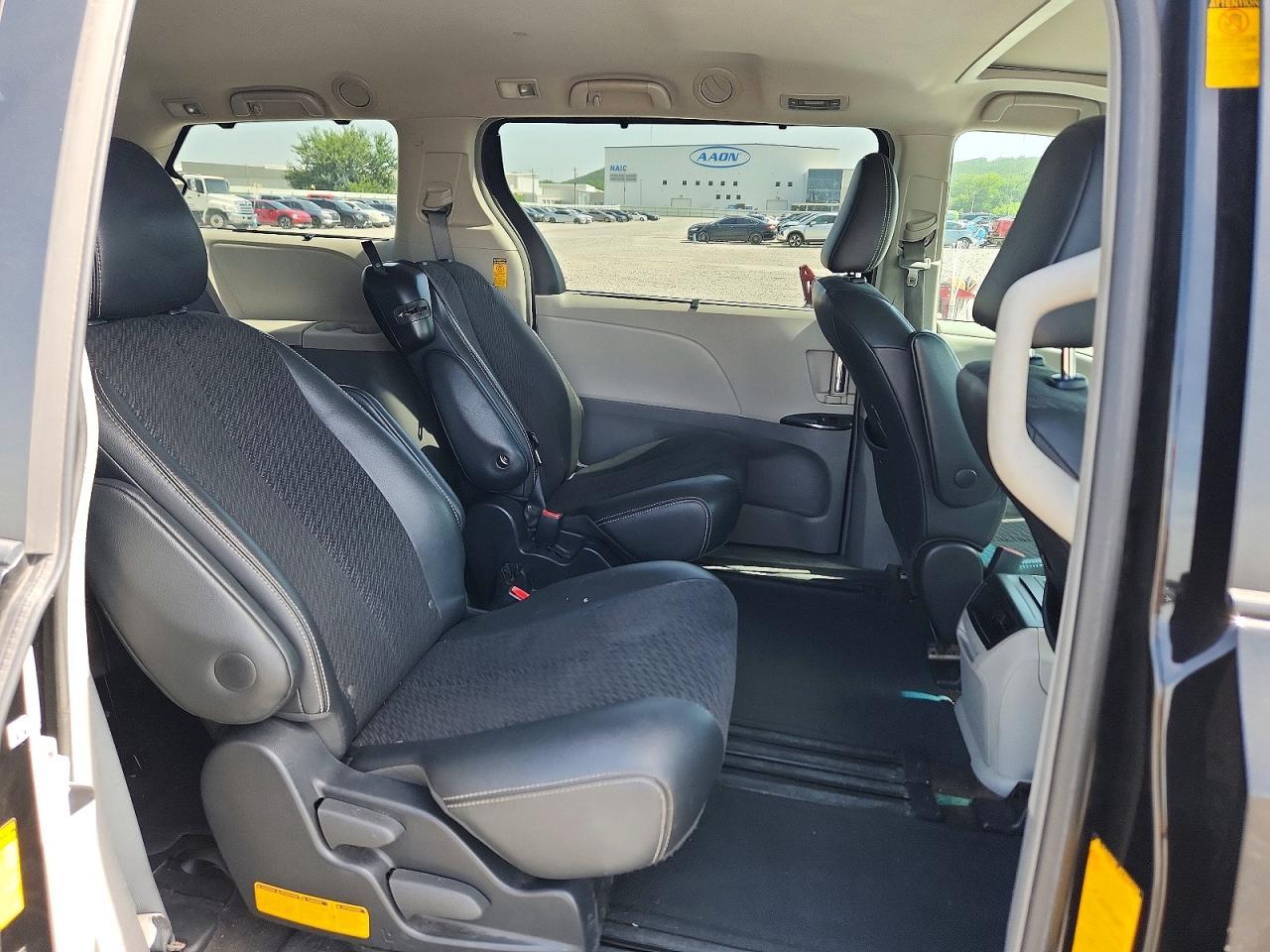 2014 Toyota Sienna Sport - zdjęcie 11