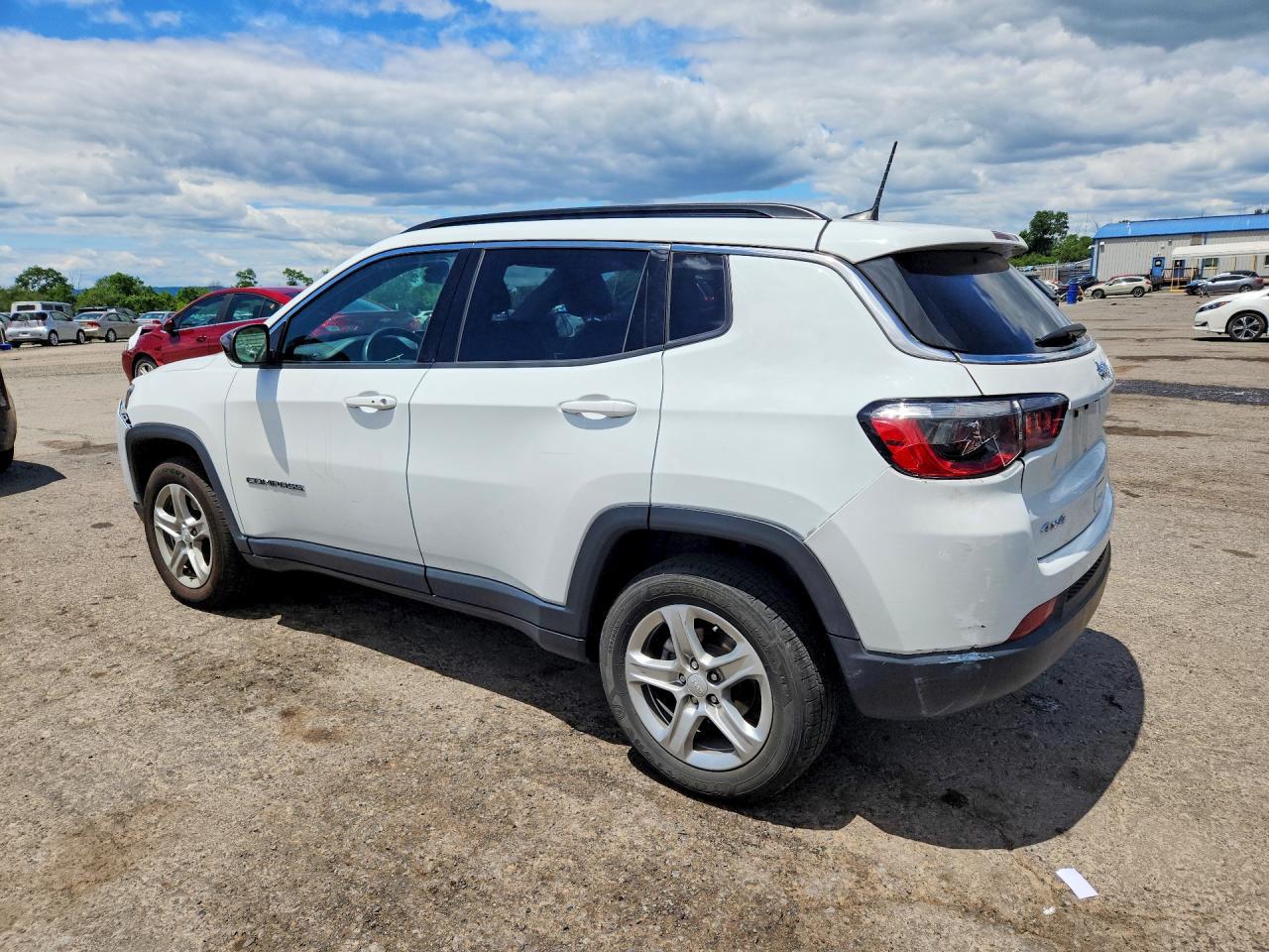 2023 Jeep Compass Latitude - zdjęcie 2