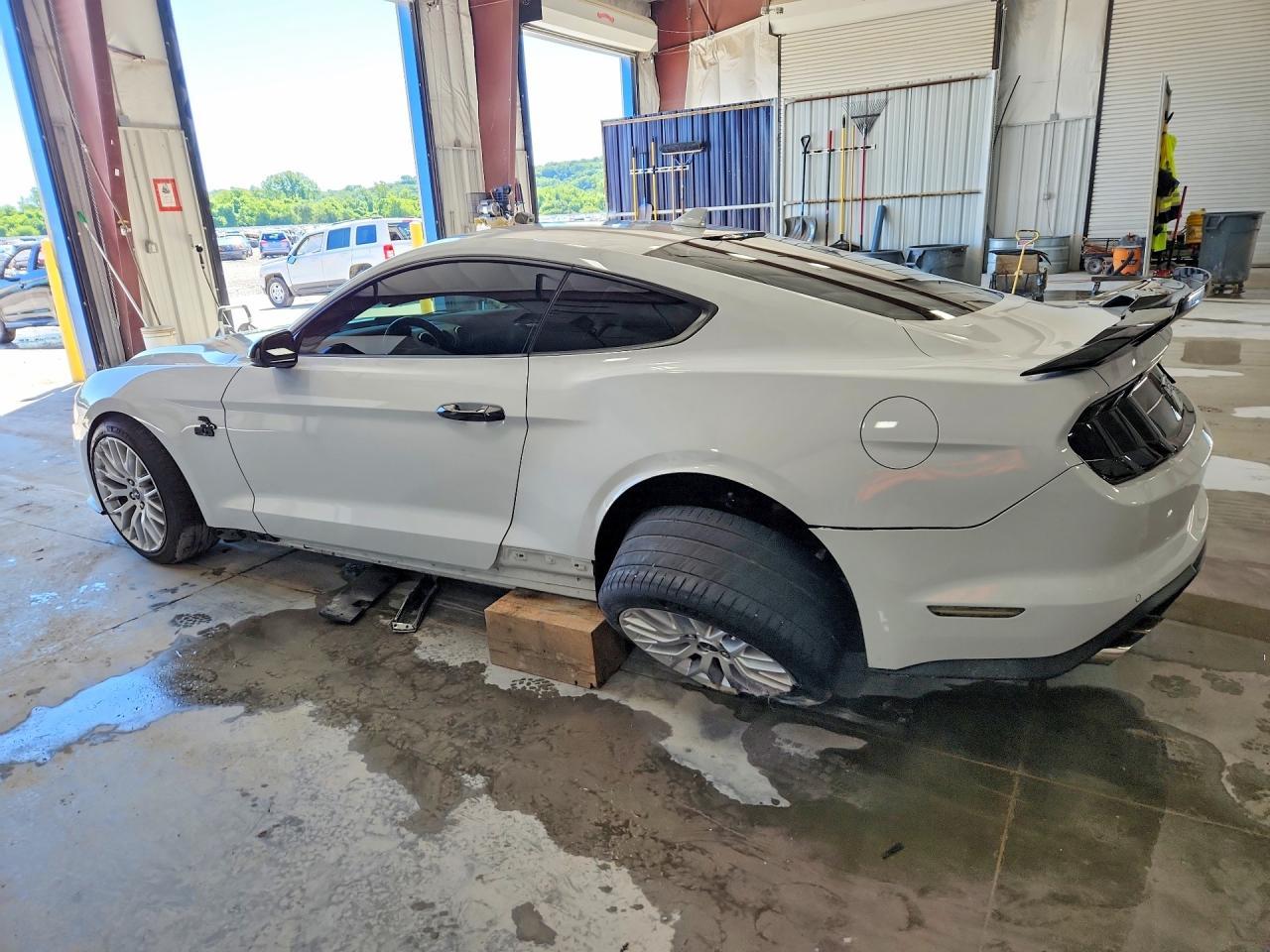 2021 Ford Mustang Gt - zdjęcie 2