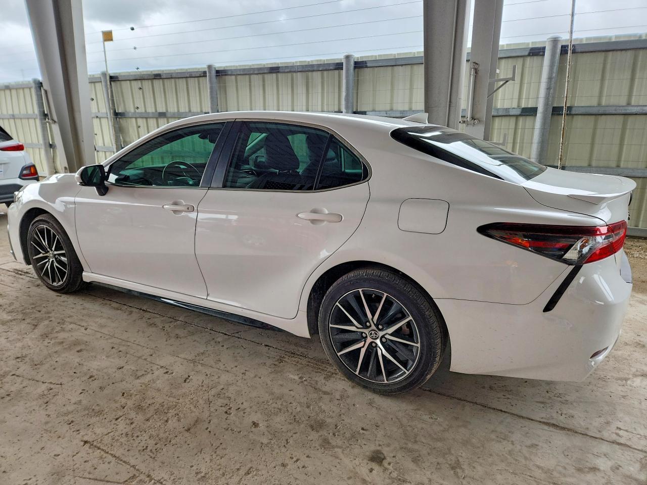 2022 Toyota Camry Se - zdjęcie 2
