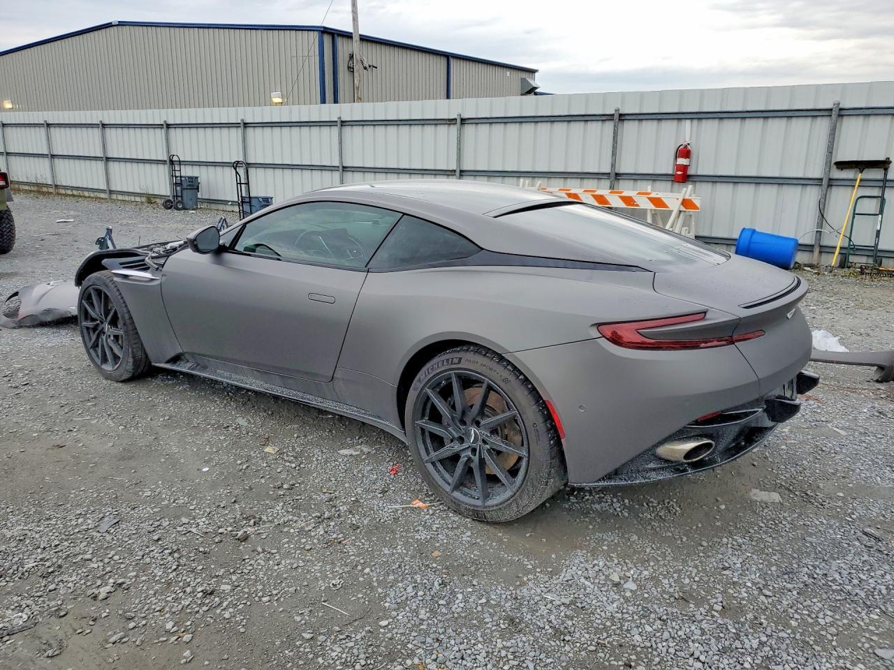 2017 Aston Martin Db11 - zdjęcie 2