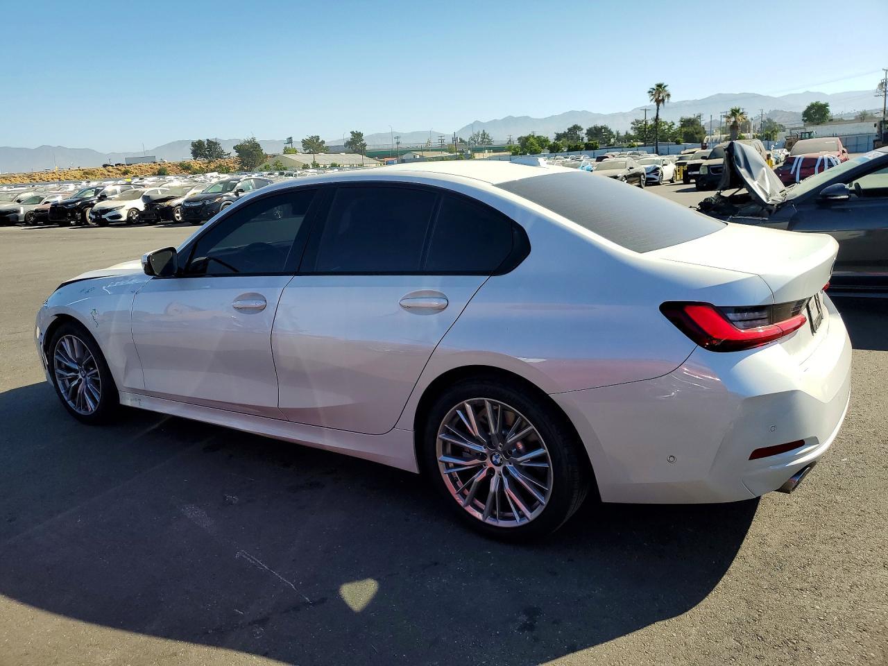 2023 BMW 330I - zdjęcie 2