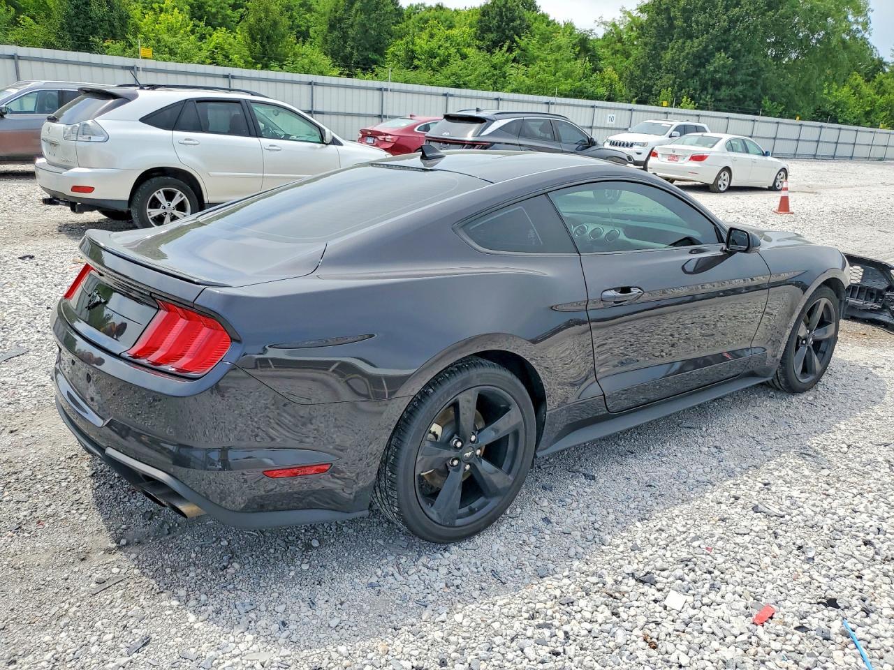2022 Ford Mustang - zdjęcie 3