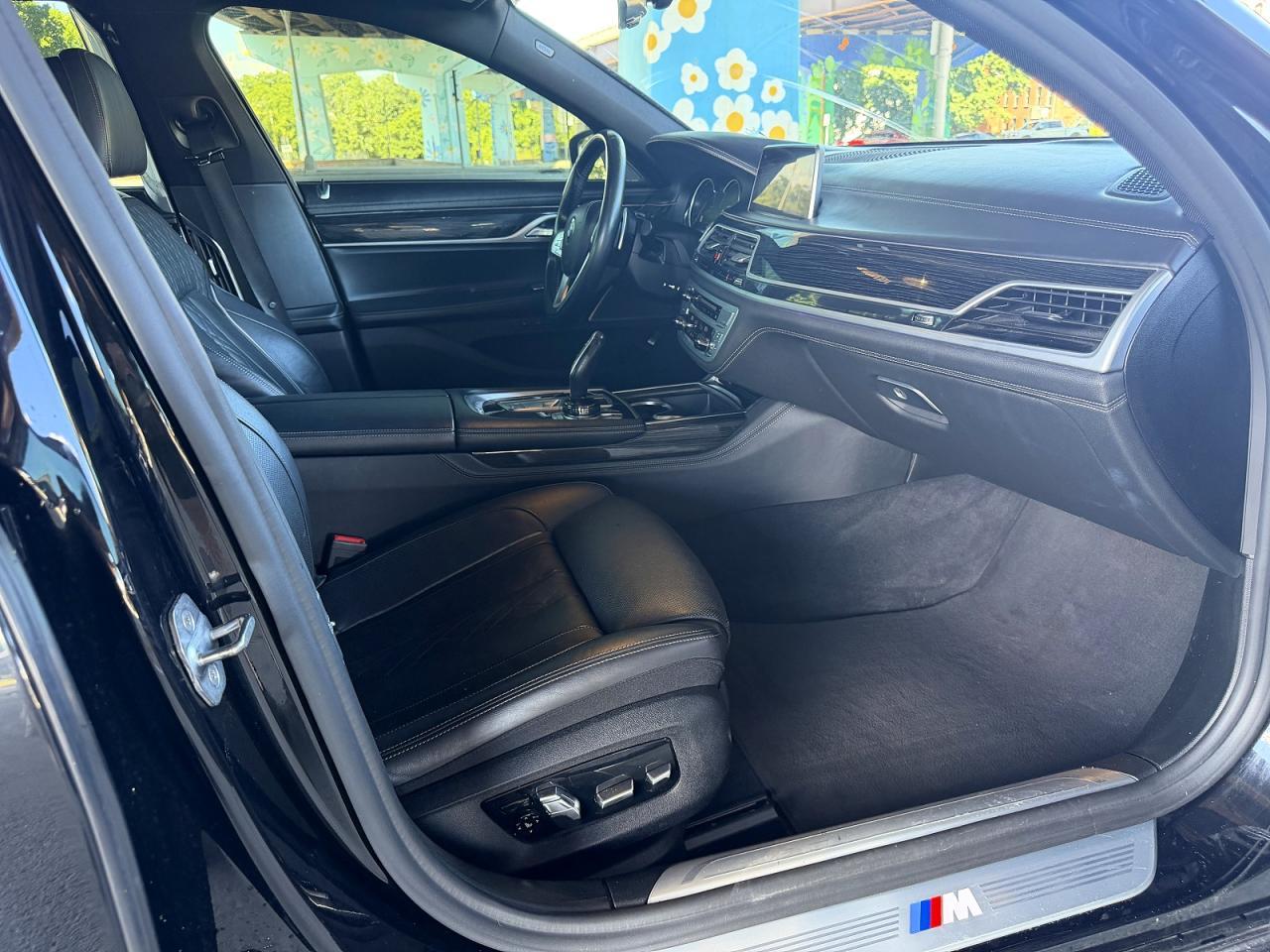 2019 BMW 750I xDrive - zdjęcie 9