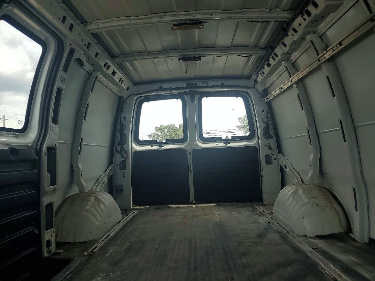 2016 Chevrolet Express G2500 - zdjęcie 10