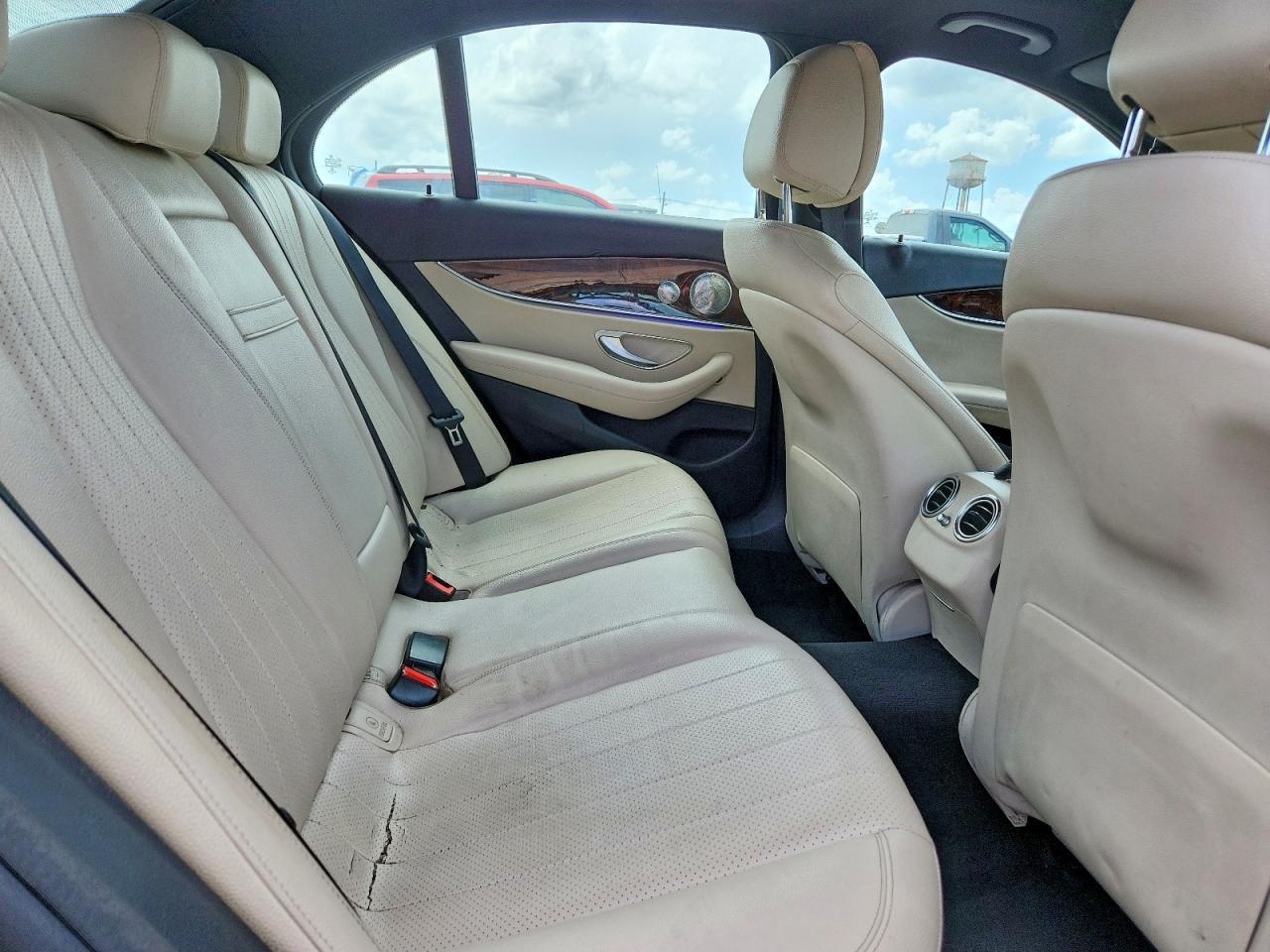 2017 Mercedes-Benz E 300 4Matic - zdjęcie 19