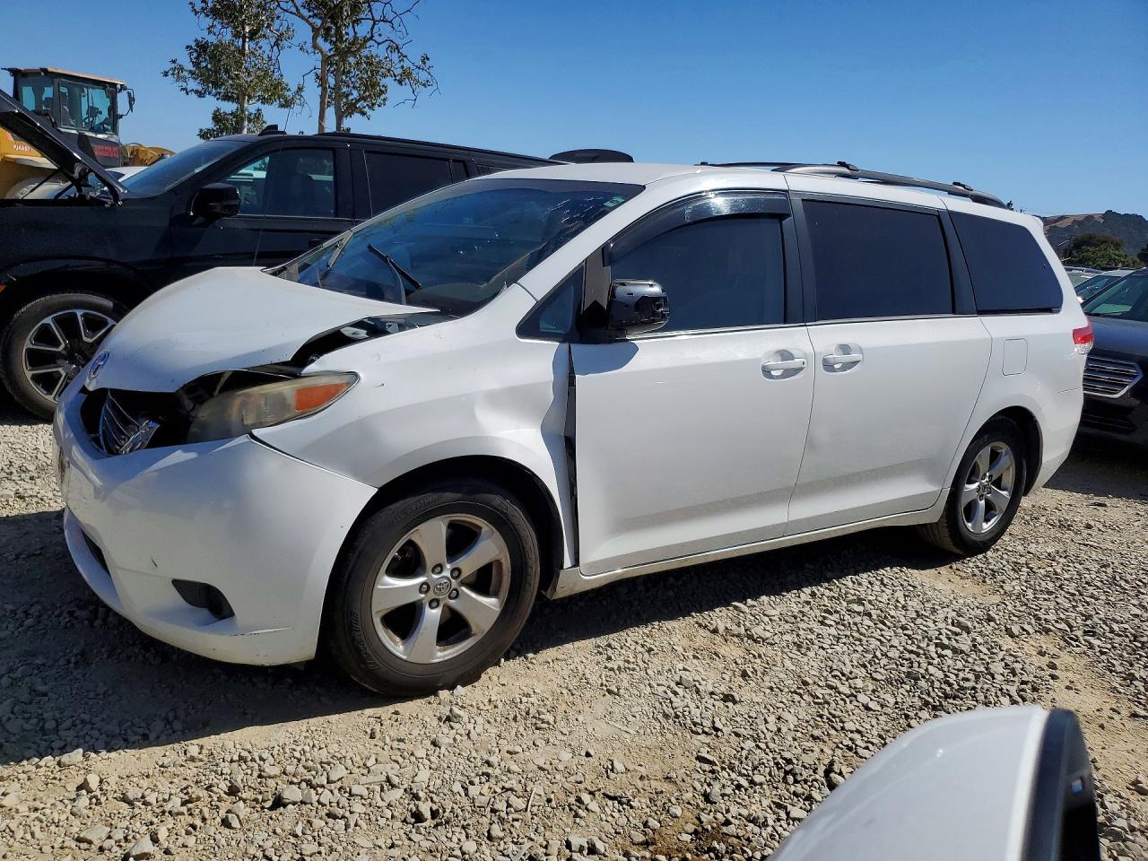 2013 Toyota Sienna Le - zdjęcie główne