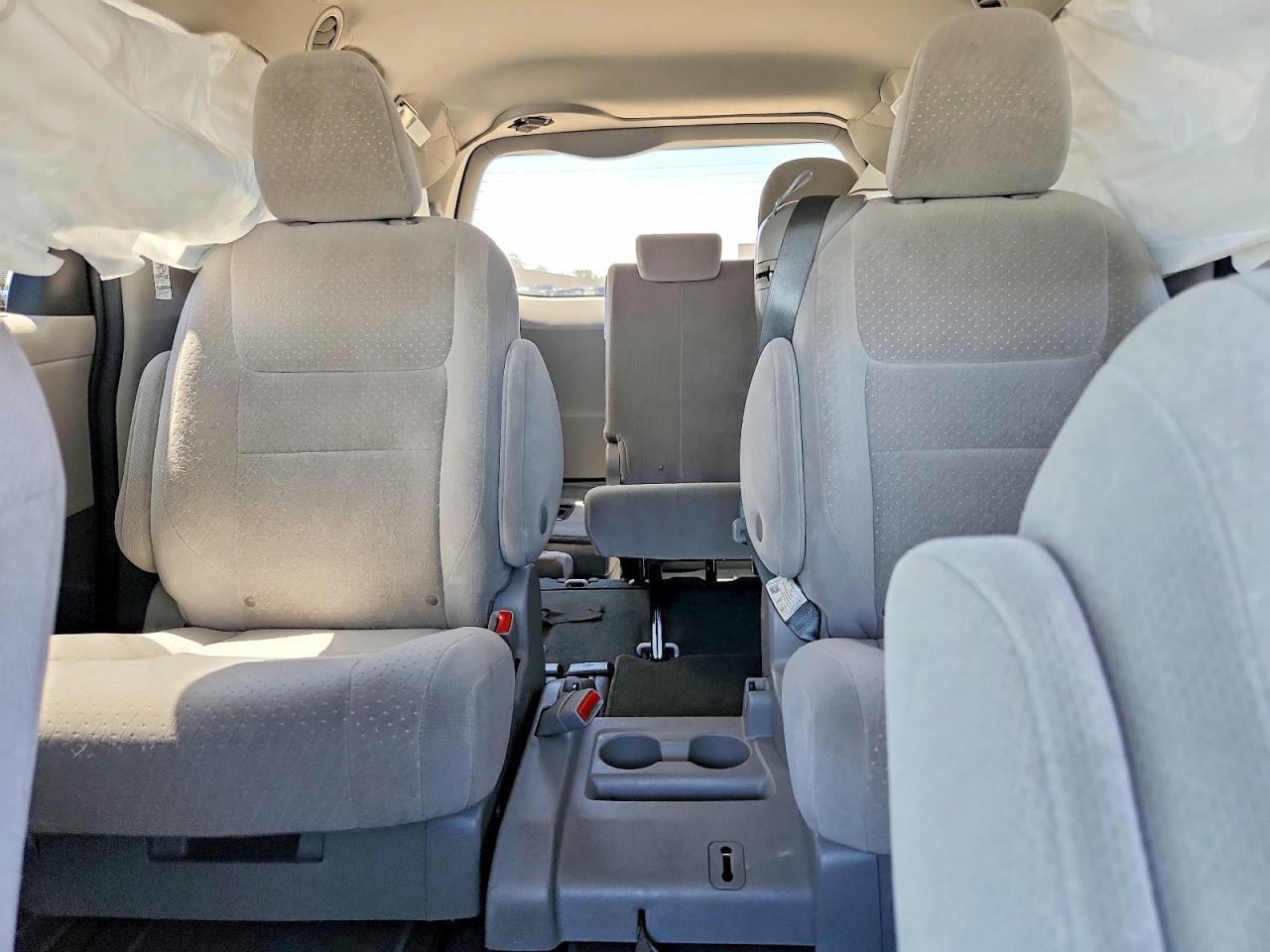 2020 Toyota Sienna Le - zdjęcie 10