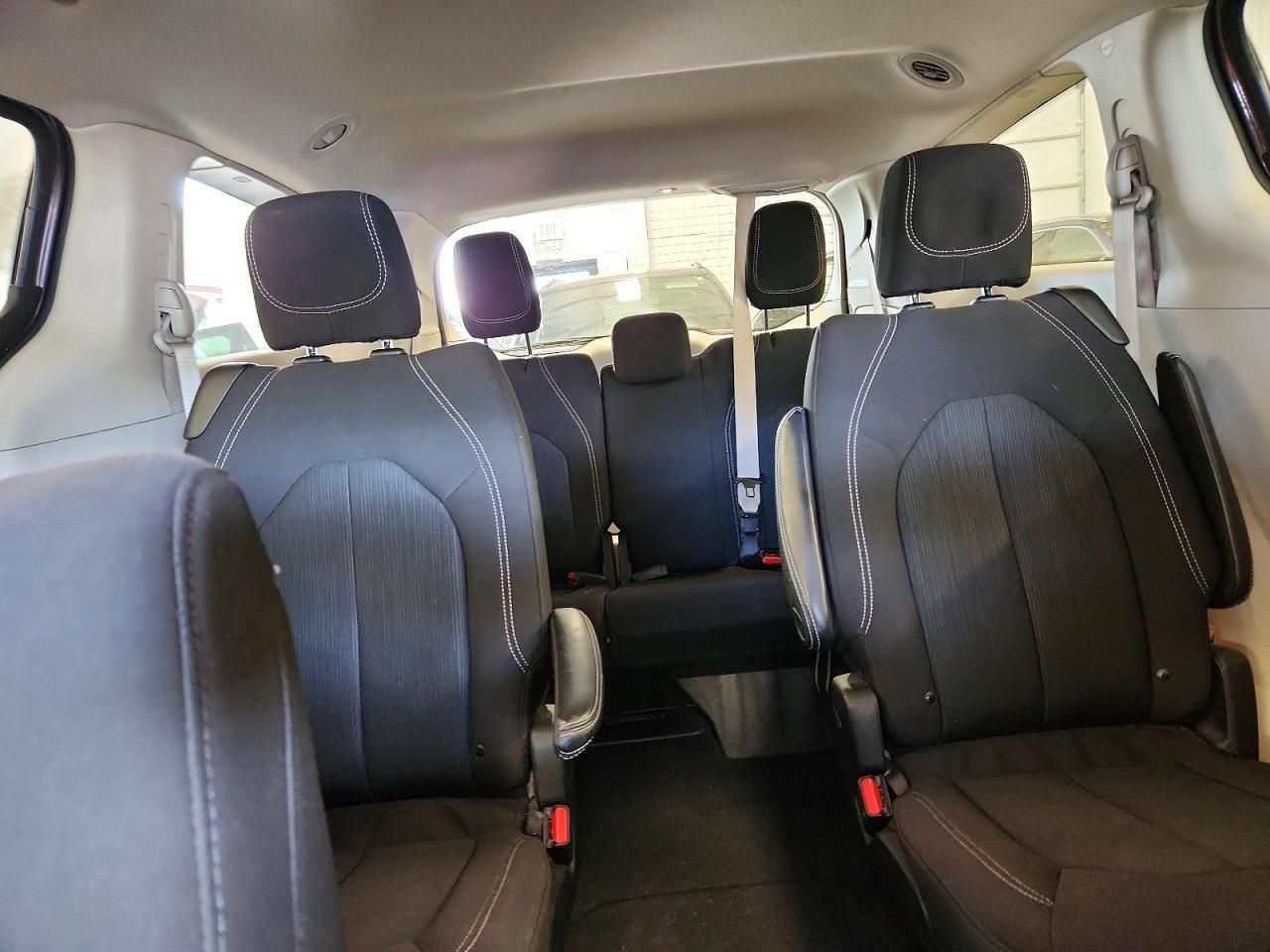 2022 Chrysler Voyager Lx - zdjęcie 10