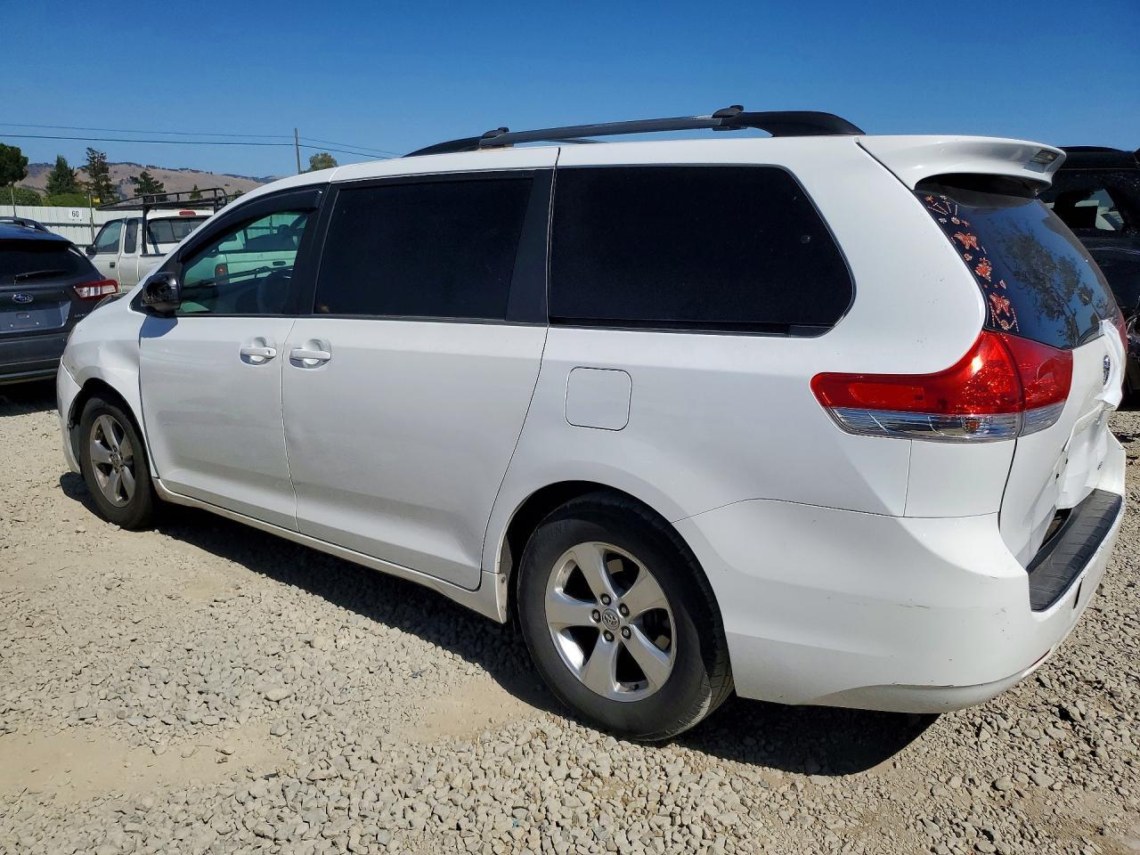 2013 Toyota Sienna Le - zdjęcie 2