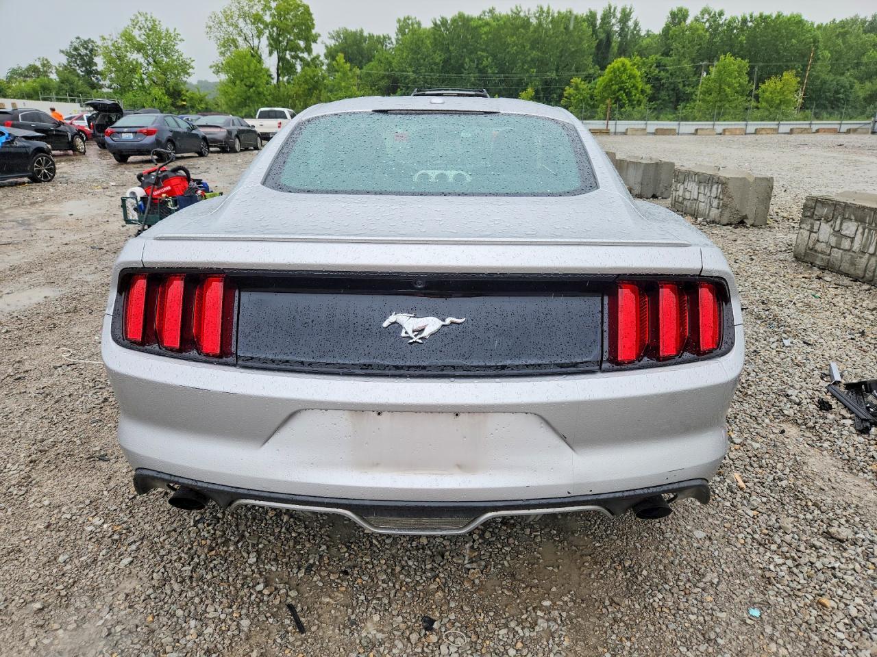 2015 Ford Mustang - zdjęcie 6