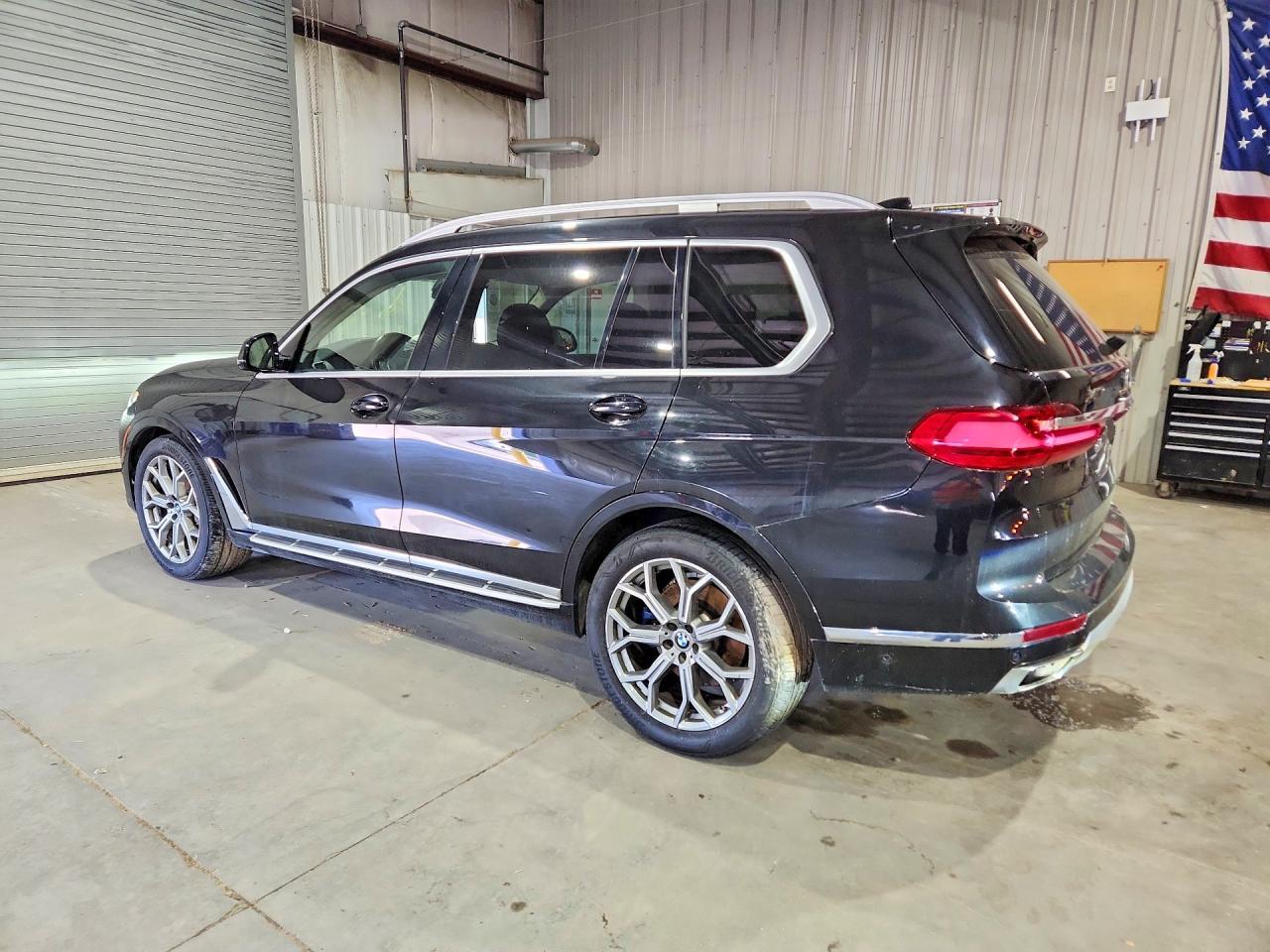 2021 BMW X7 xDrive40I - zdjęcie 2