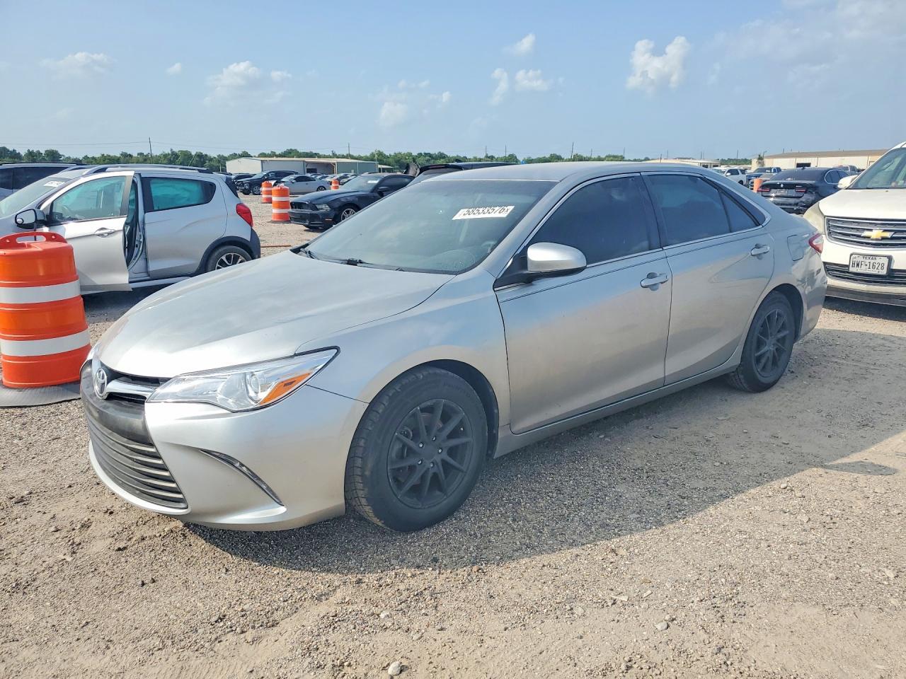 2015 Toyota Camry Le - zdjęcie główne