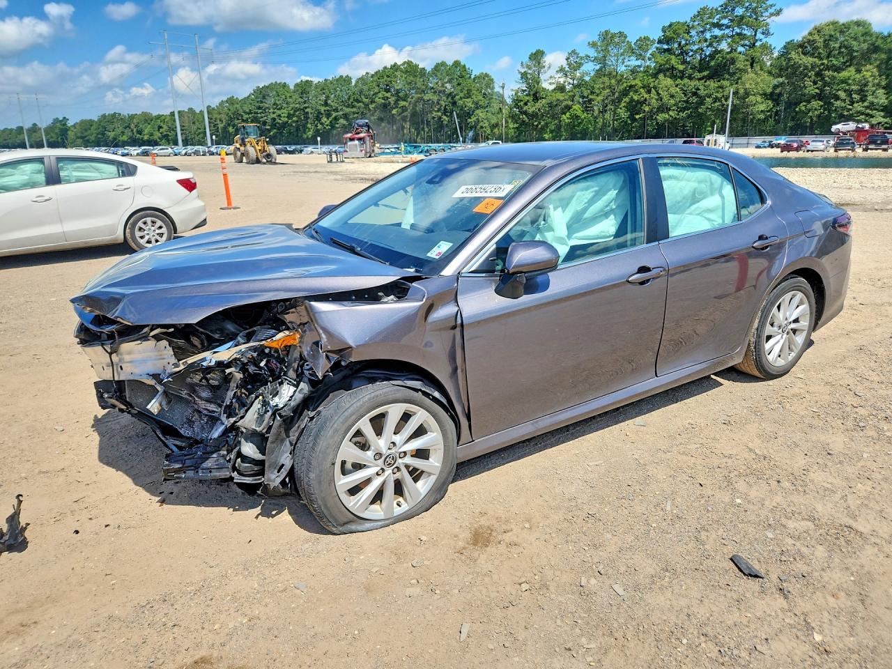 2024 Toyota Camry Le - zdjęcie główne