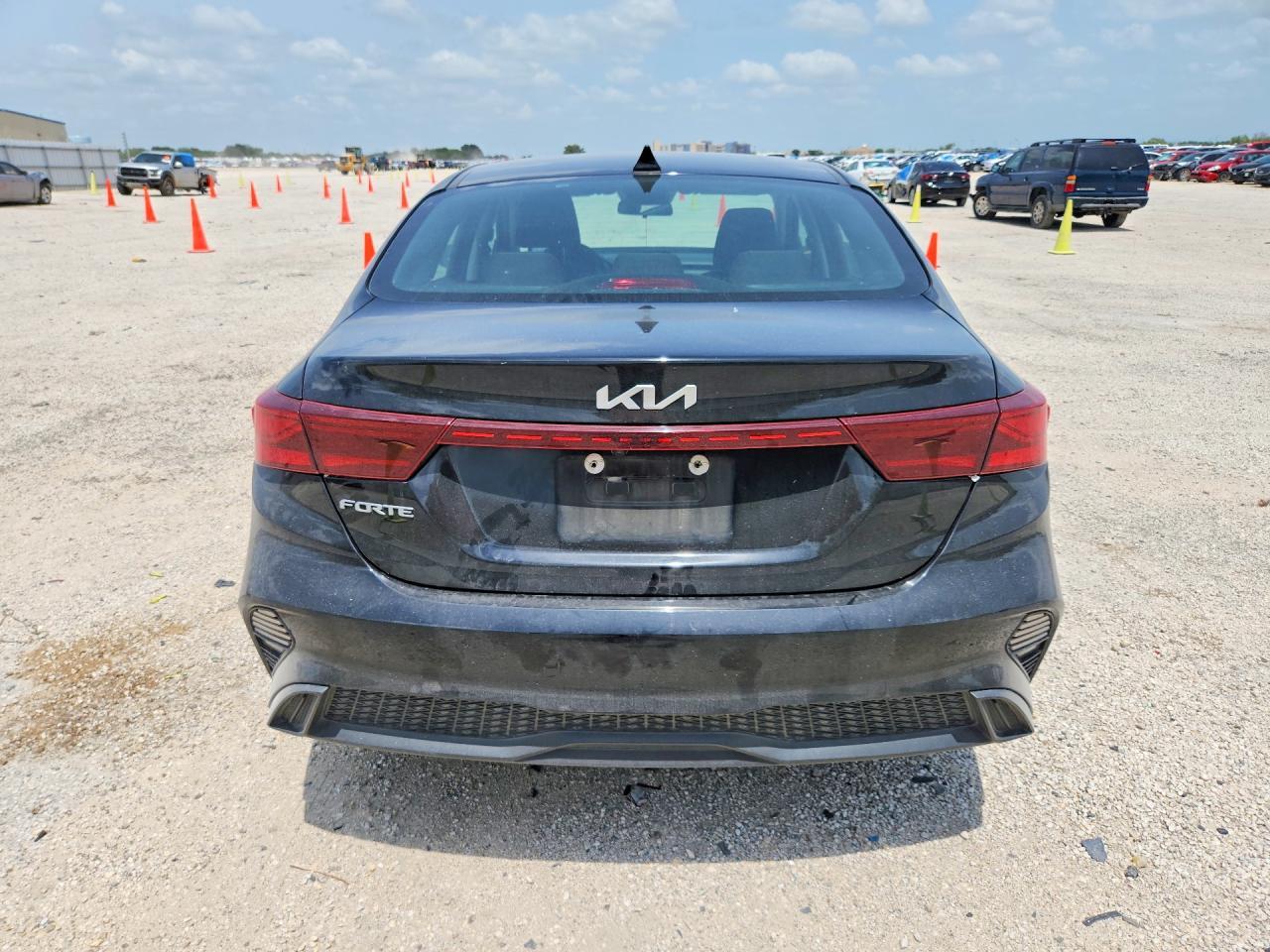 2023 Kia Forte Lxs - zdjęcie 6