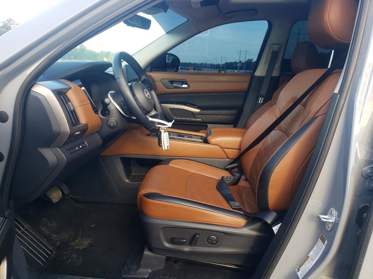 2025 Nissan Pathfinder Platinum - zdjęcie 7