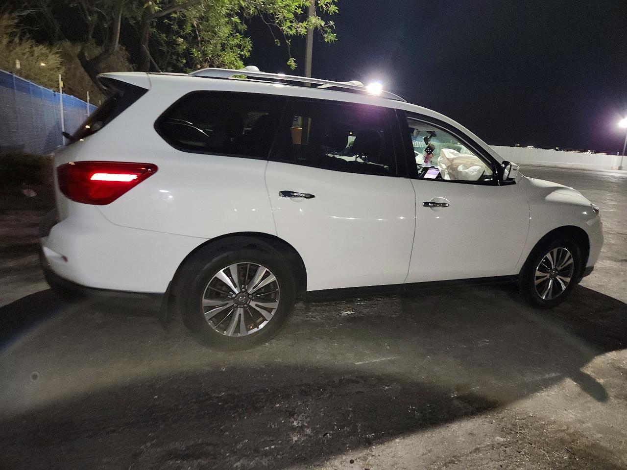 2017 Nissan Pathfinder Sv - zdjęcie 3