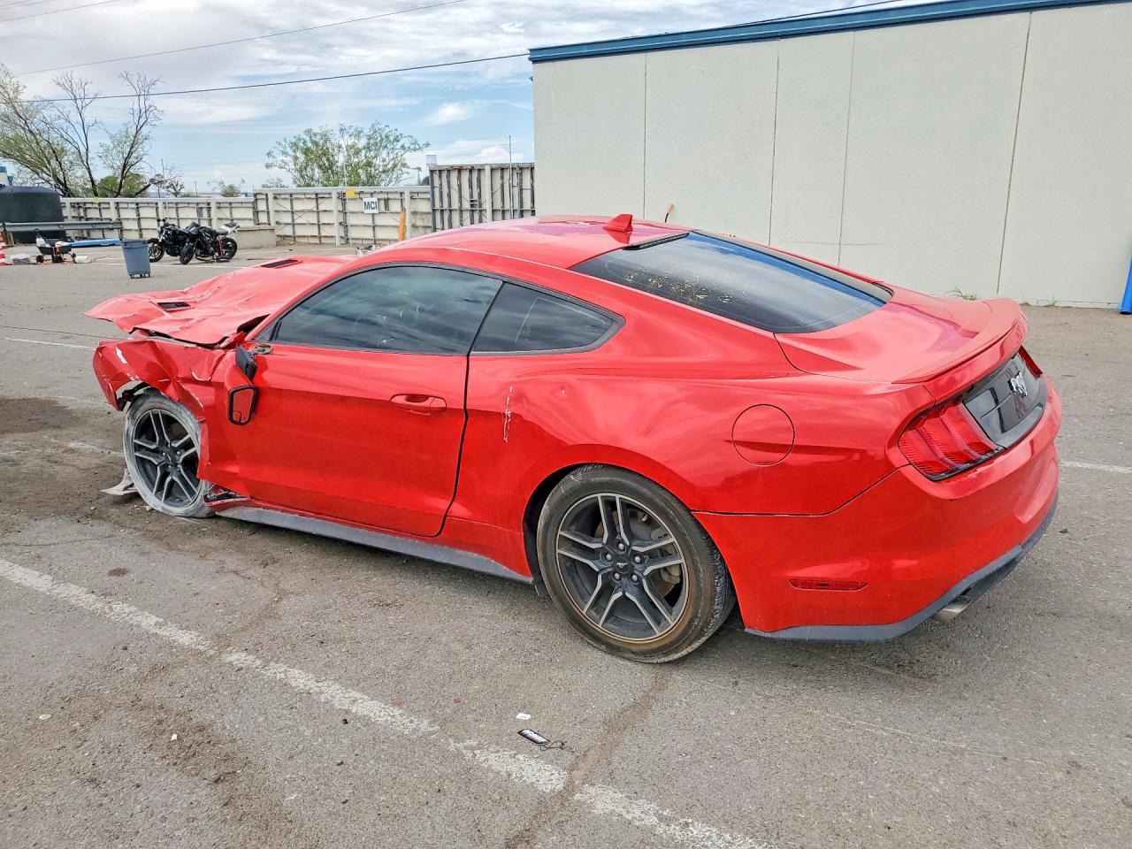 2020 Ford Mustang - zdjęcie 2