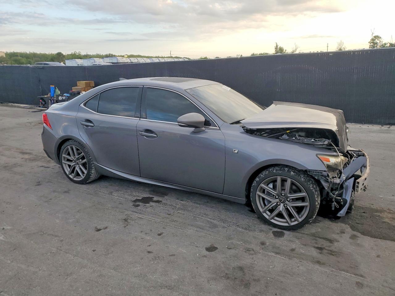 2016 Lexus Is 200T - zdjęcie 4