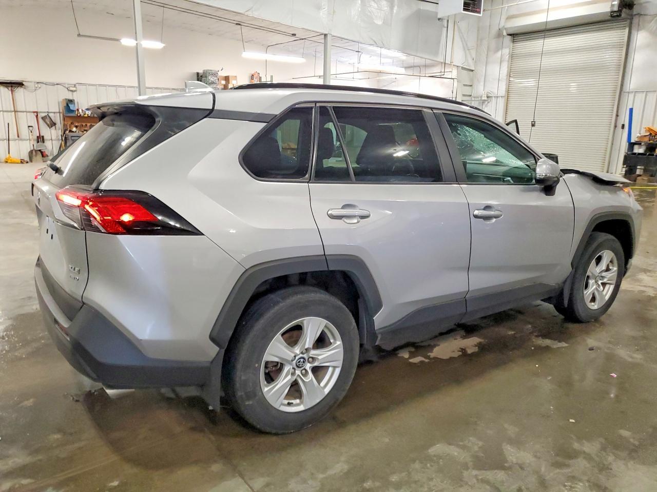 2020 Toyota Rav4 Xle - zdjęcie 3