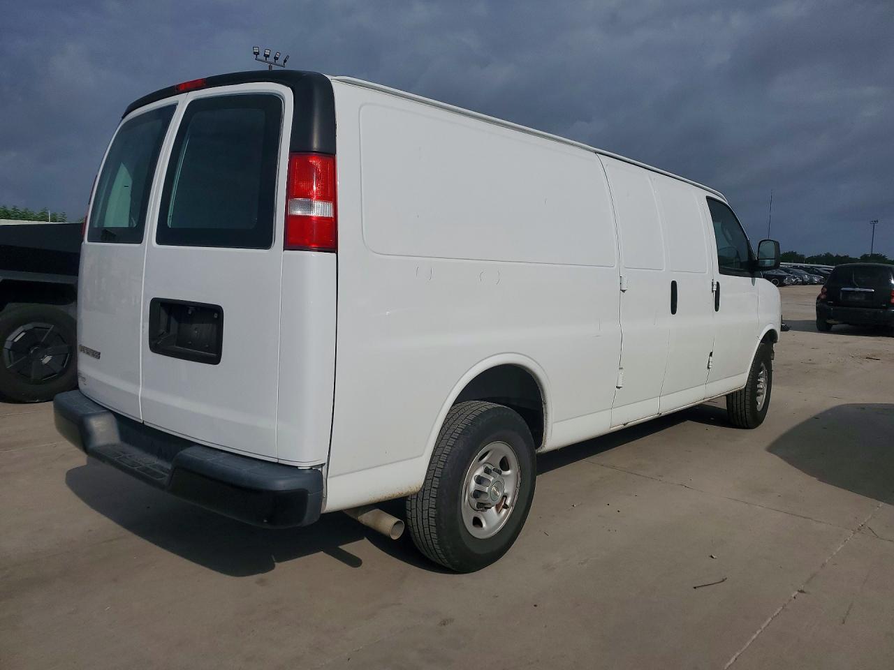 2022 Chevrolet Express G2500 - zdjęcie 3