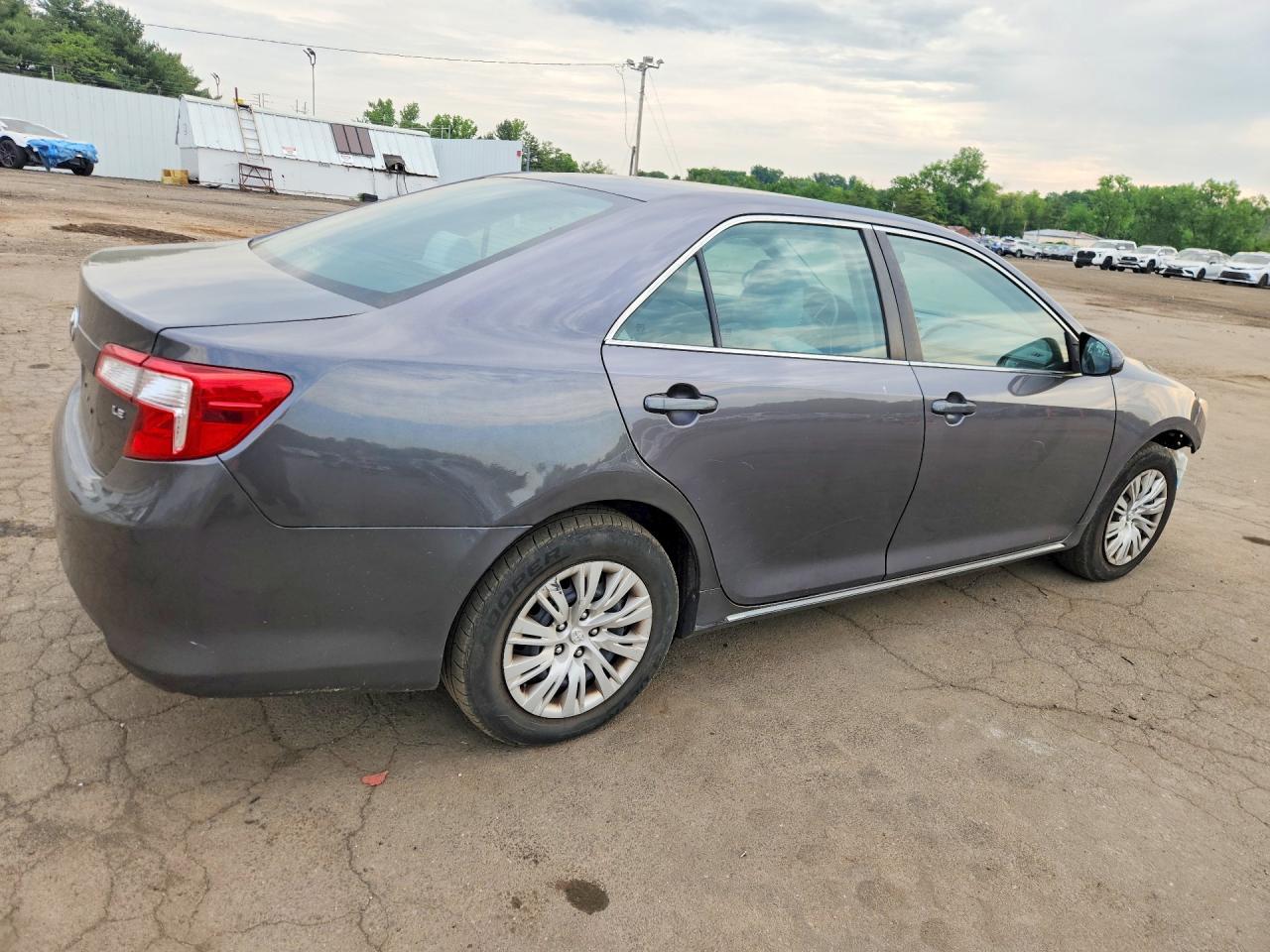 2014 Toyota Camry Le - zdjęcie 5