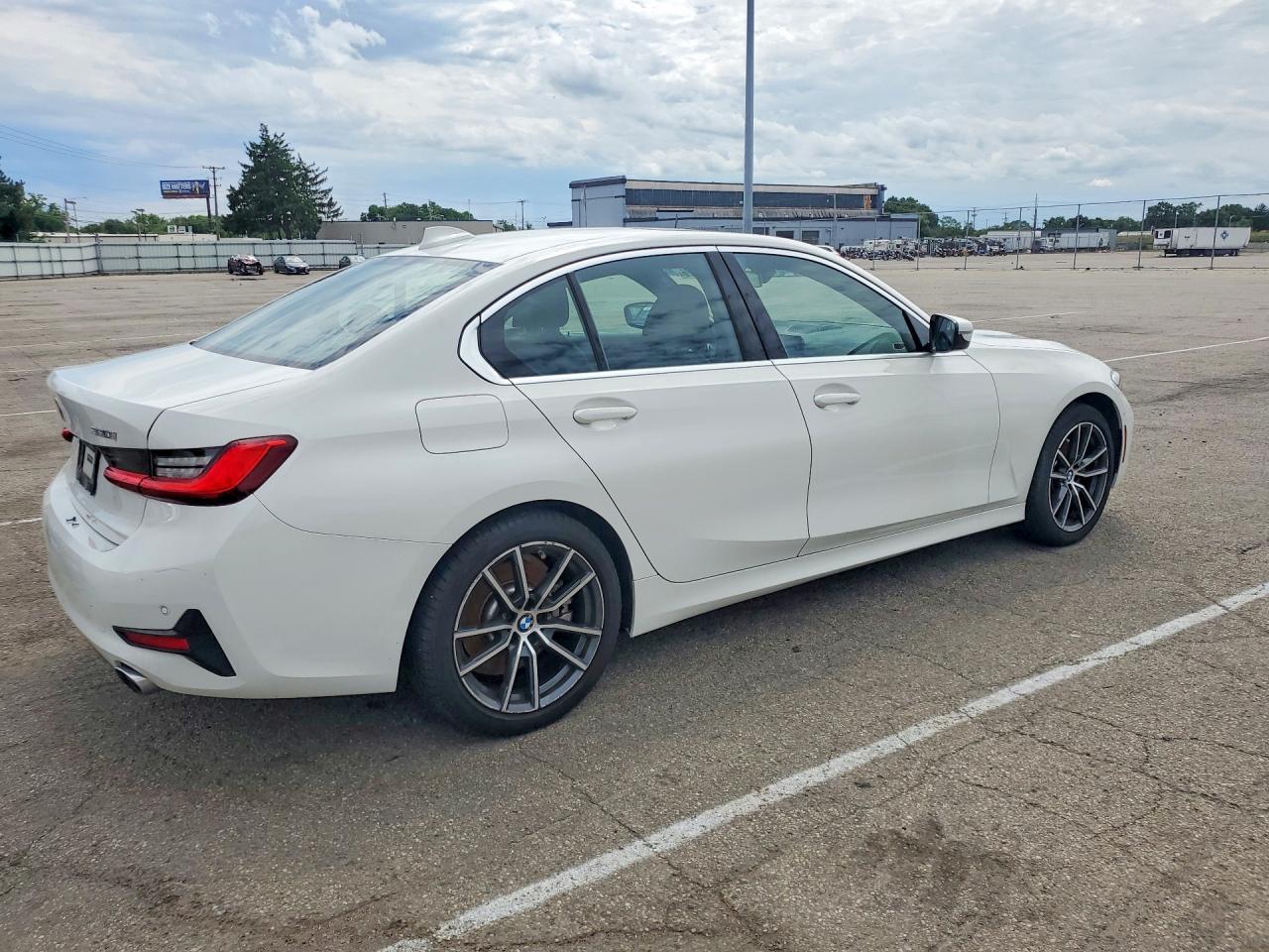 2020 BMW Seria 3 330i - zdjęcie 3