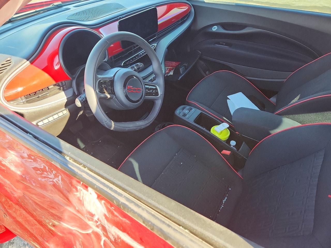 2024 Fiat 500 E Red - zdjęcie 7