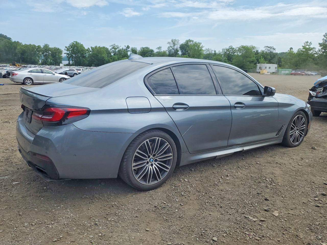 2021 BMW Seria 5 M550i - zdjęcie 3