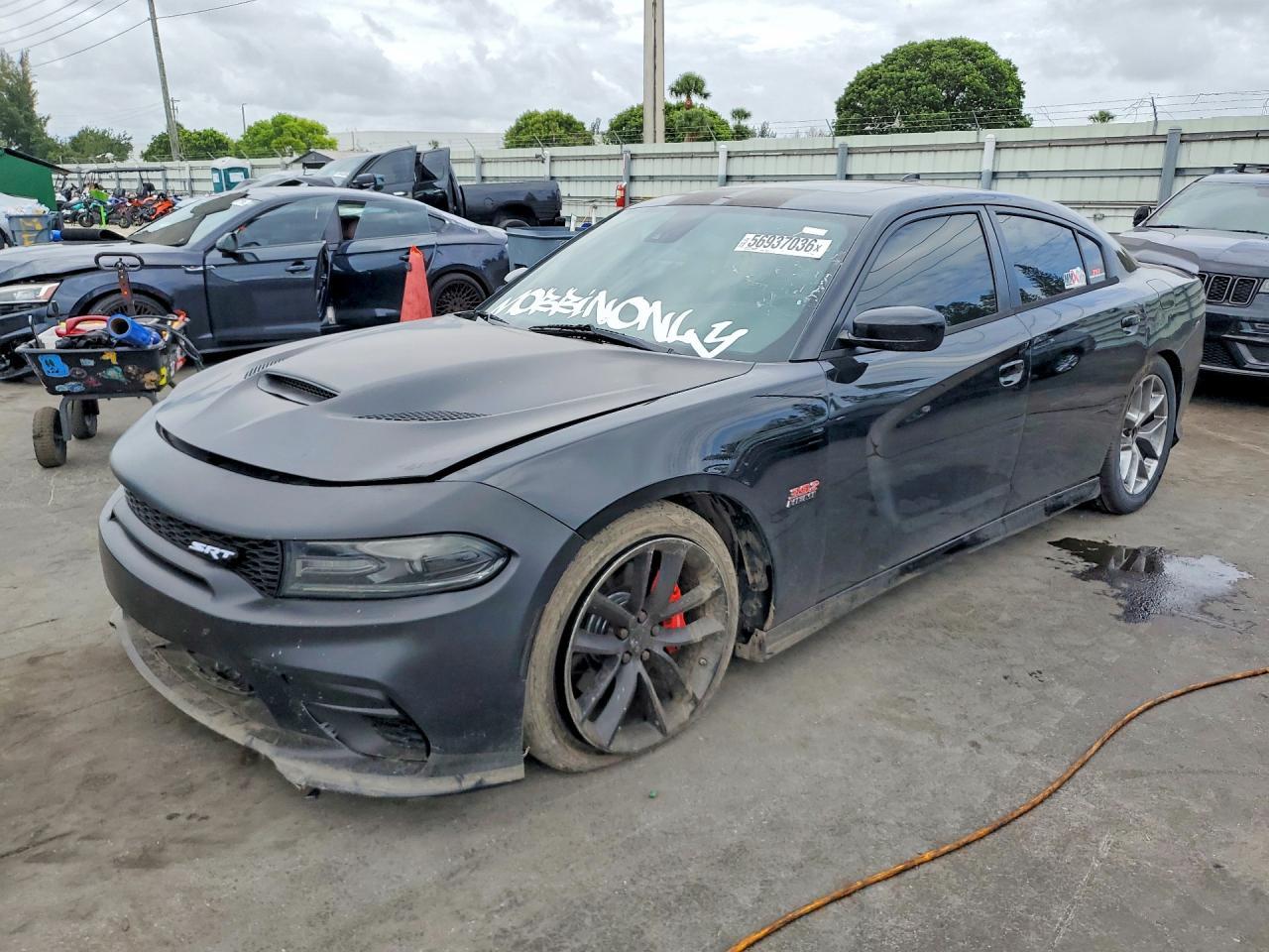 2016 Dodge Charger R - zdjęcie główne