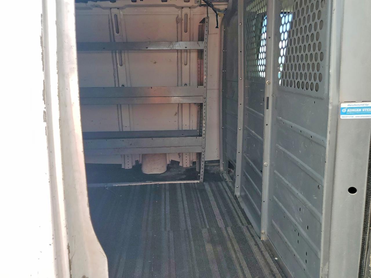 2017 Chevrolet Express G2500 - zdjęcie 10
