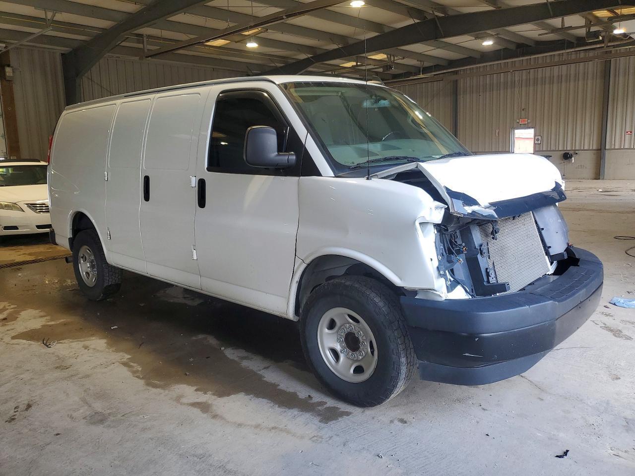 2023 GMC Savana G2500 - zdjęcie 4
