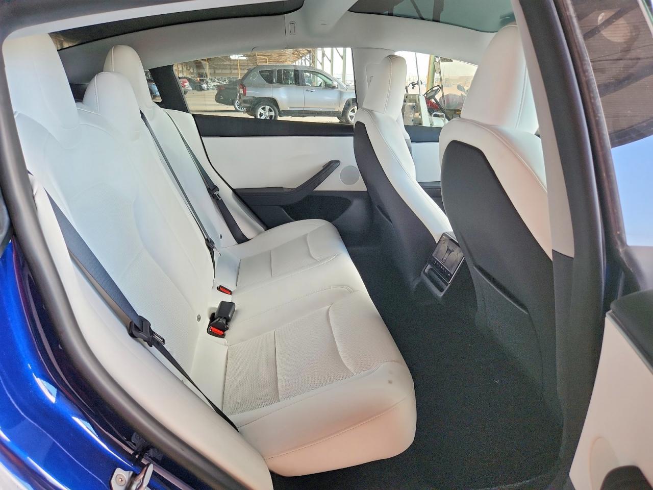 2025 Tesla Model 3 - zdjęcie 10