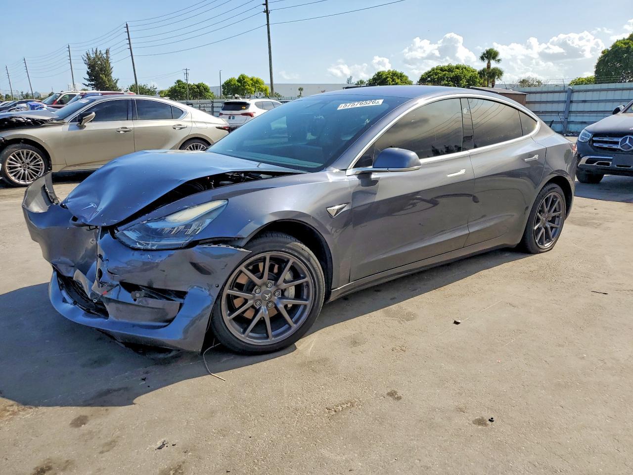2019 Tesla Model 3 - zdjęcie główne