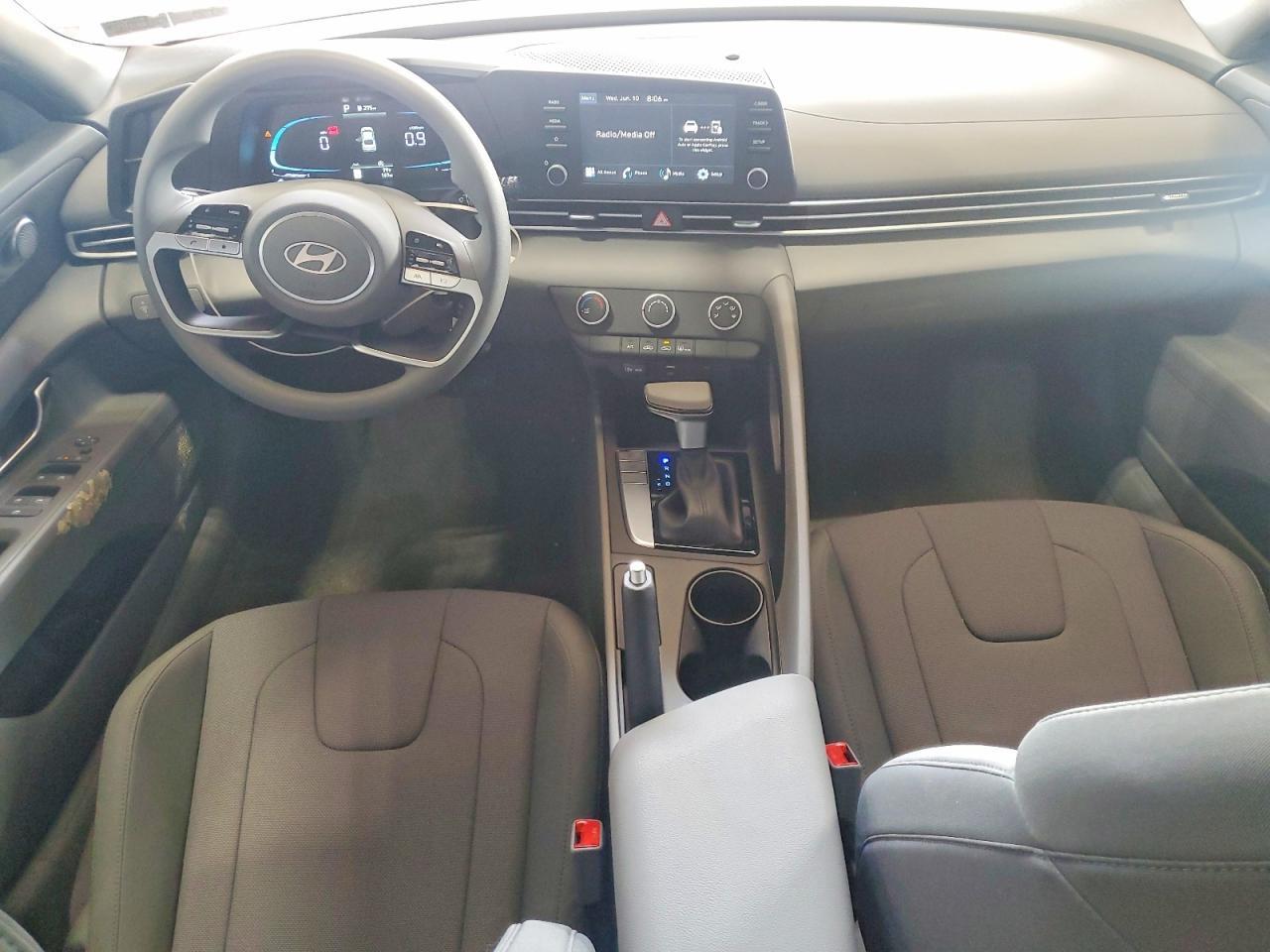 2026 Hyundai Elantra Se - zdjęcie 8