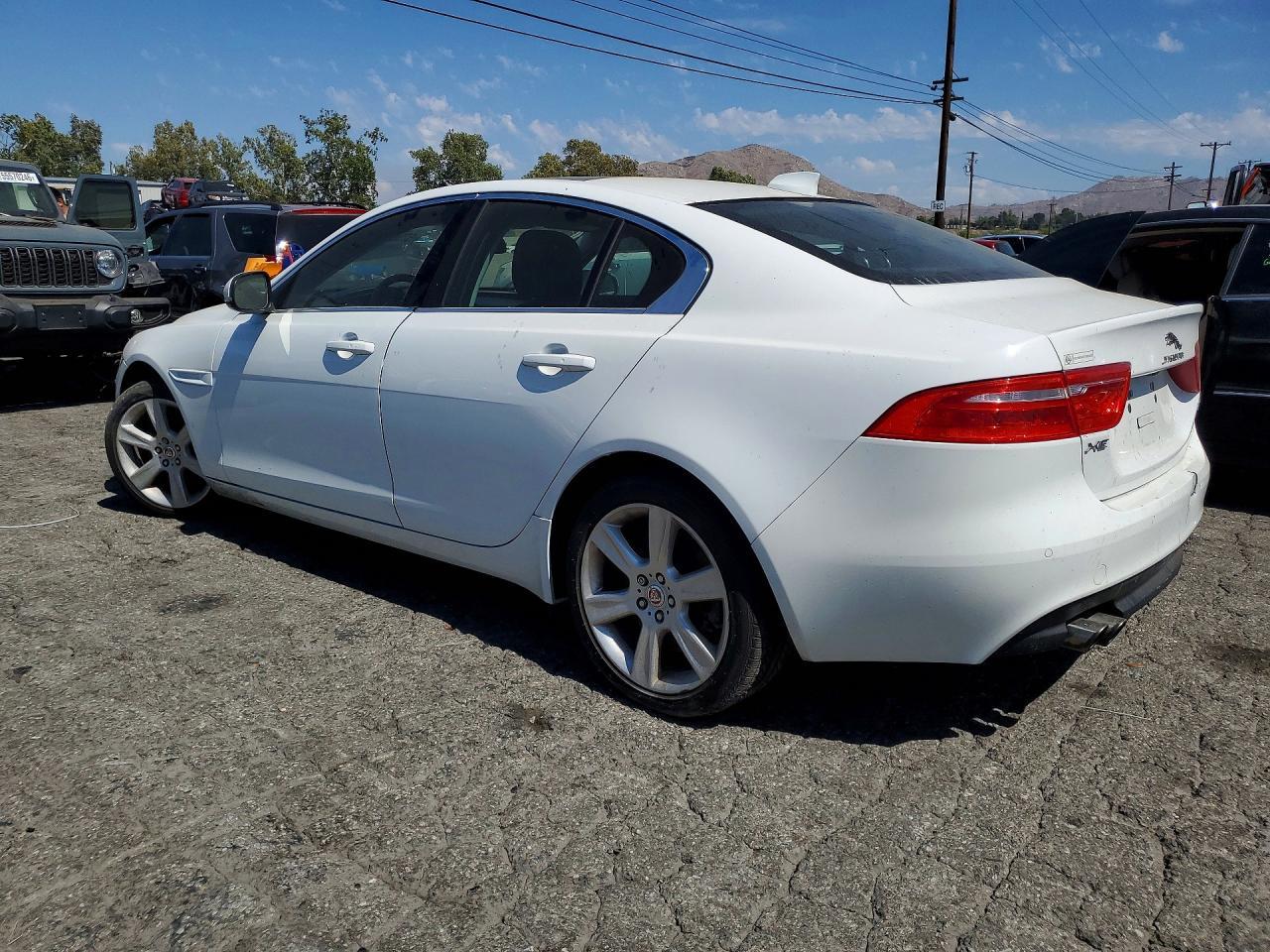 2017 Jaguar Xe Prestige - zdjęcie 2