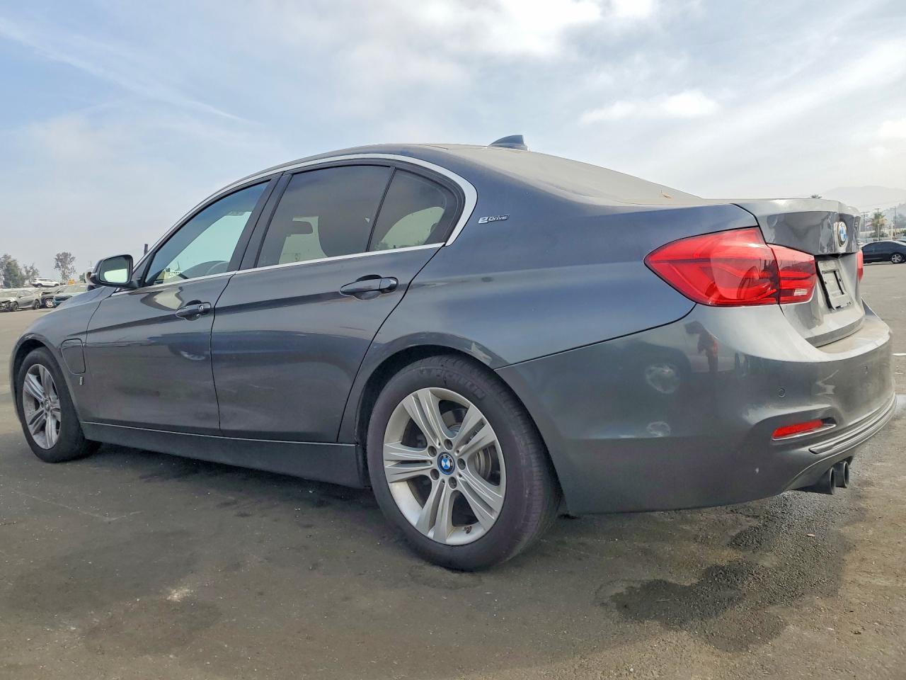 2017 BMW 330E - zdjęcie 2