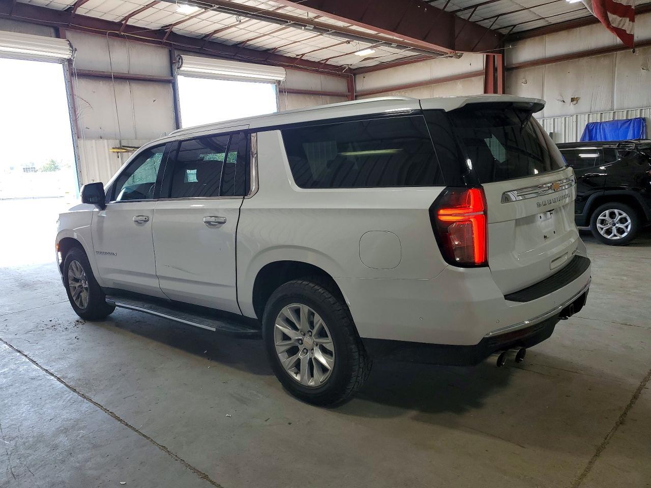 2023 Chevrolet Suburban K1500 Premier - zdjęcie 2
