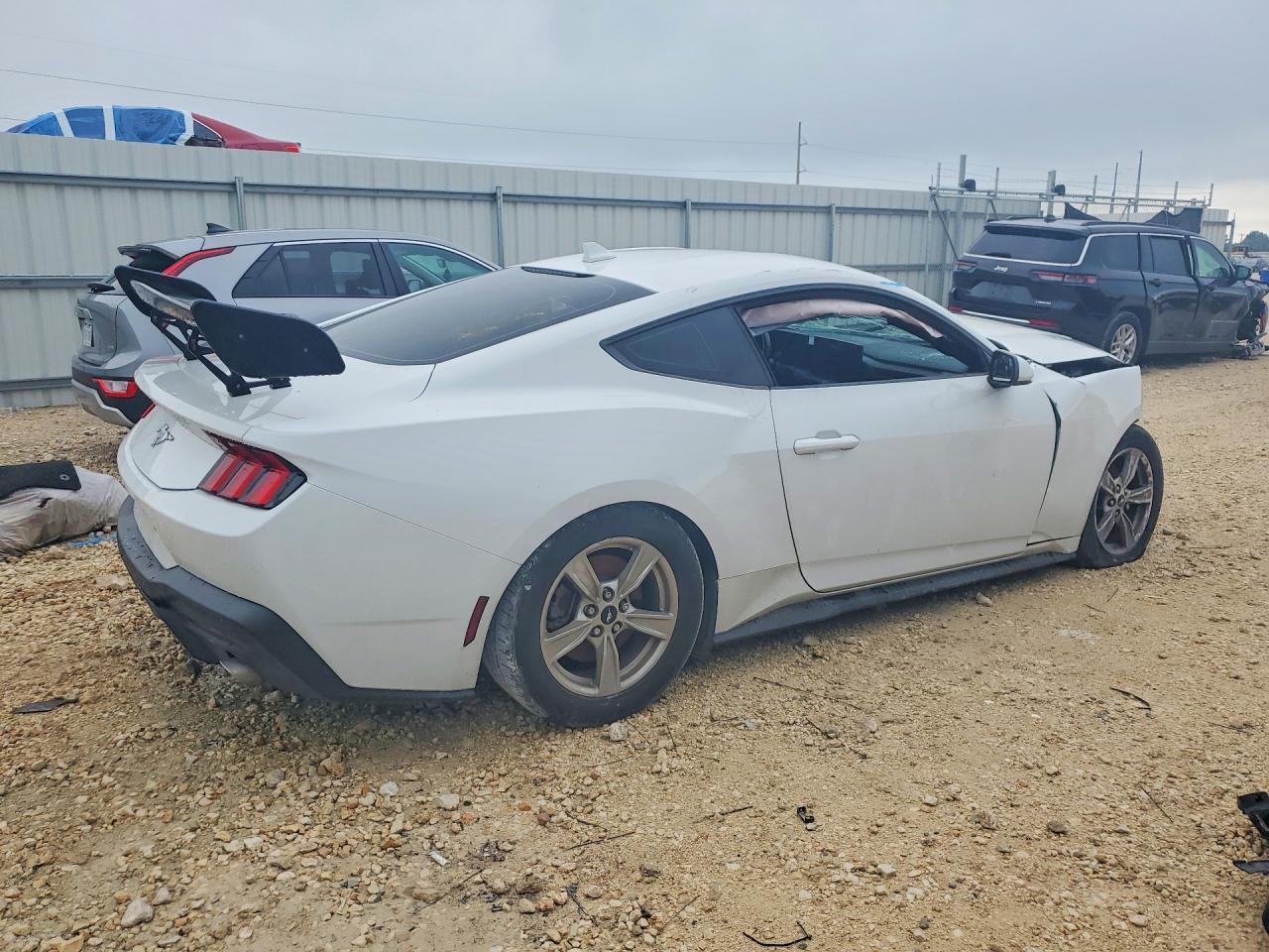 2024 Ford Mustang - zdjęcie 3