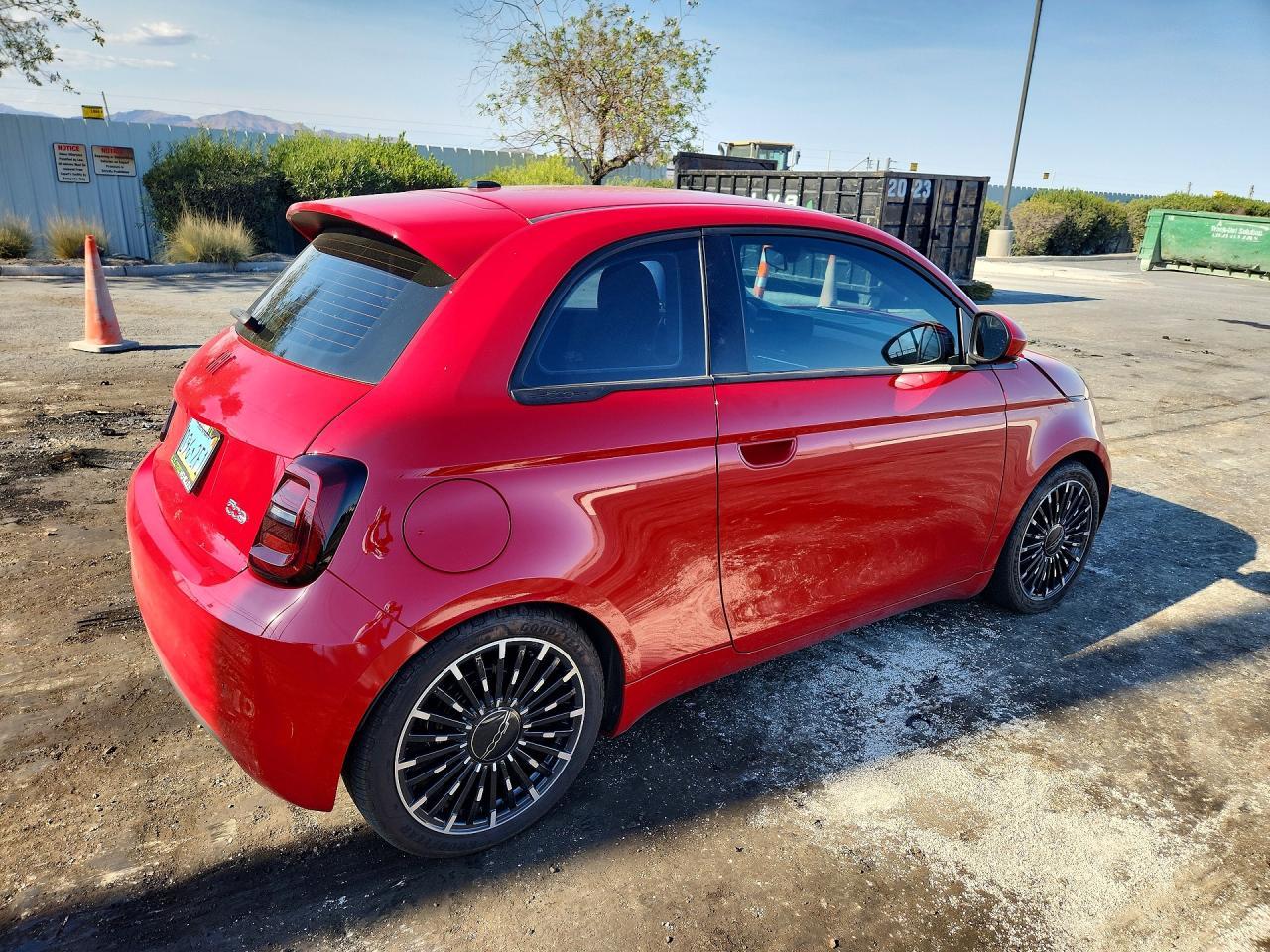 2024 Fiat 500 E Red - zdjęcie 3