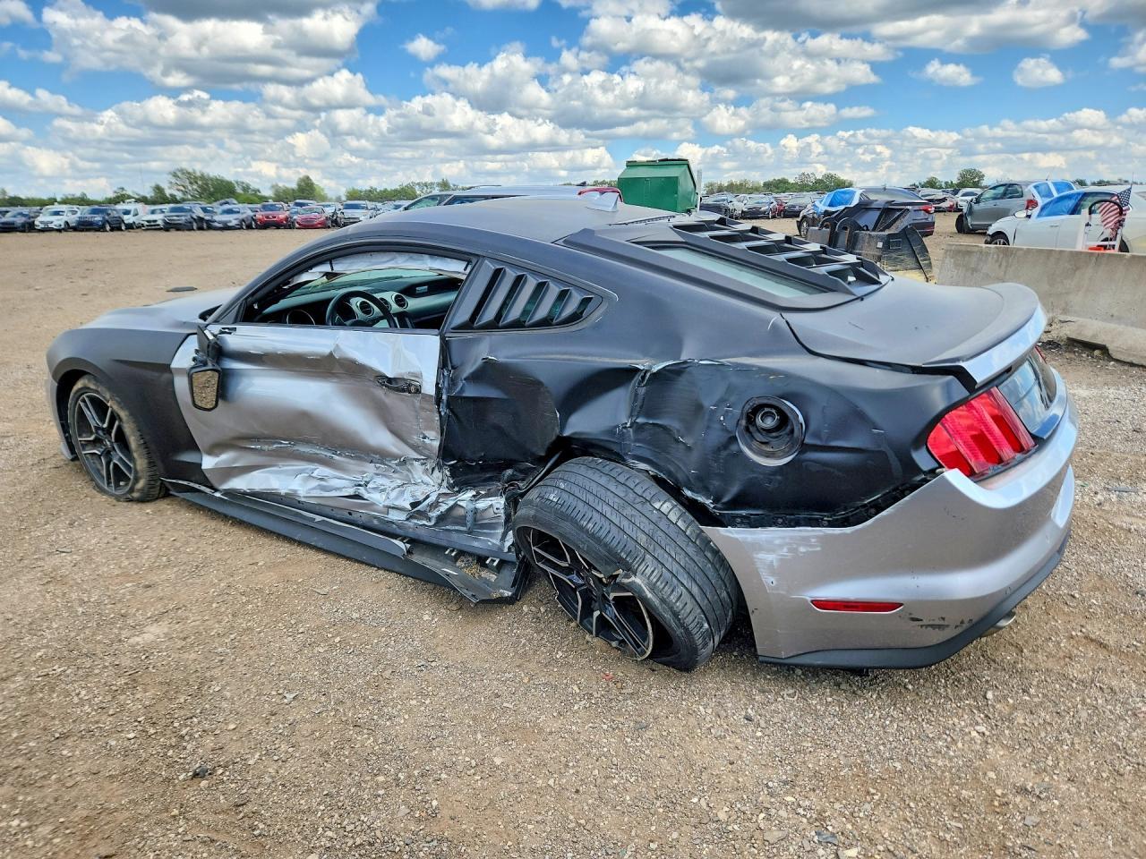 2022 Ford Mustang - zdjęcie 2