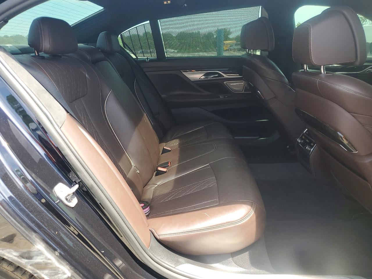 2016 BMW 750 I - zdjęcie 10