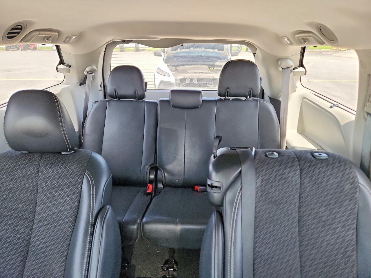 2014 Toyota Sienna Sport - zdjęcie 10