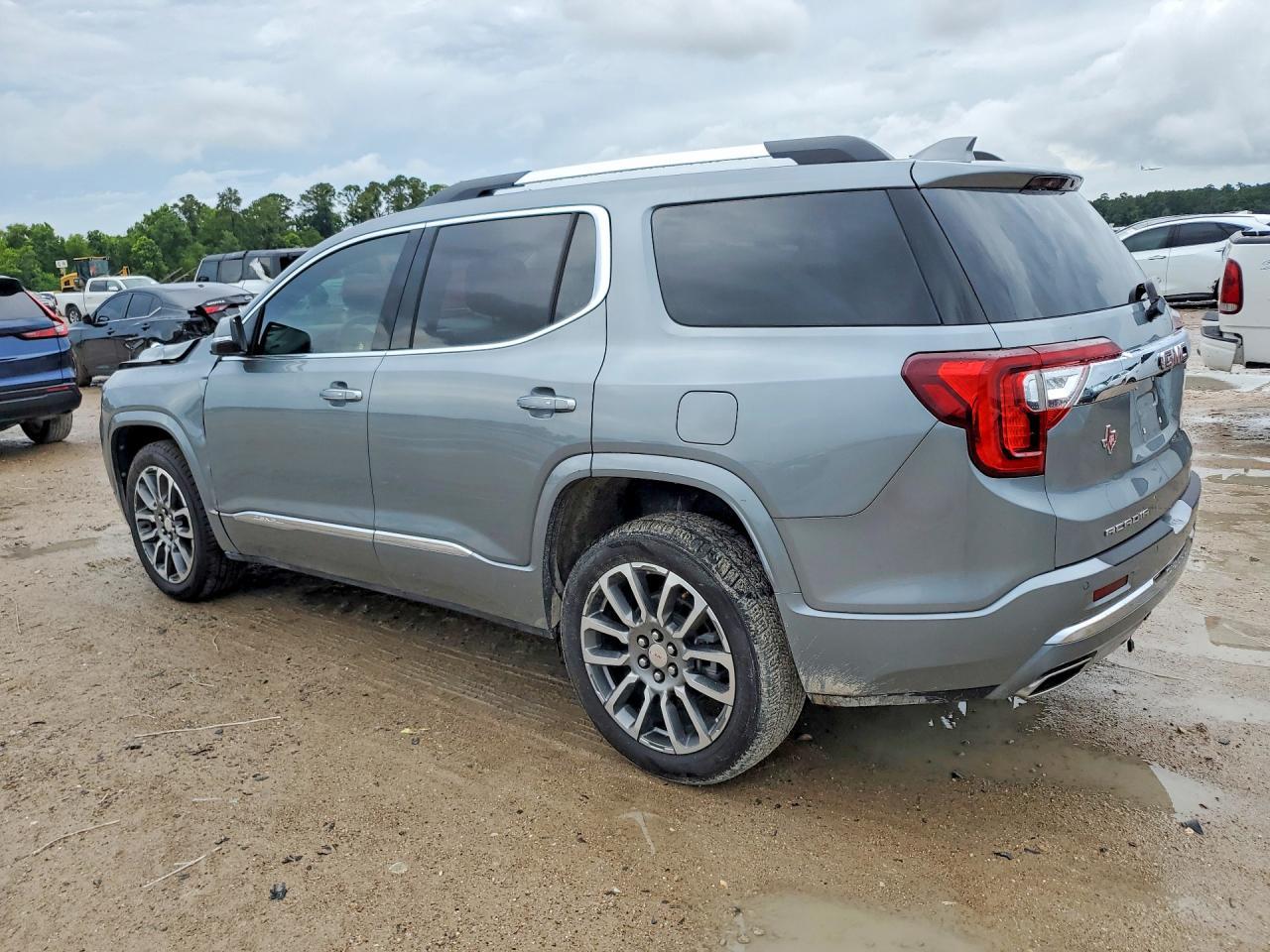 2023 GMC Acadia Denali - zdjęcie 2